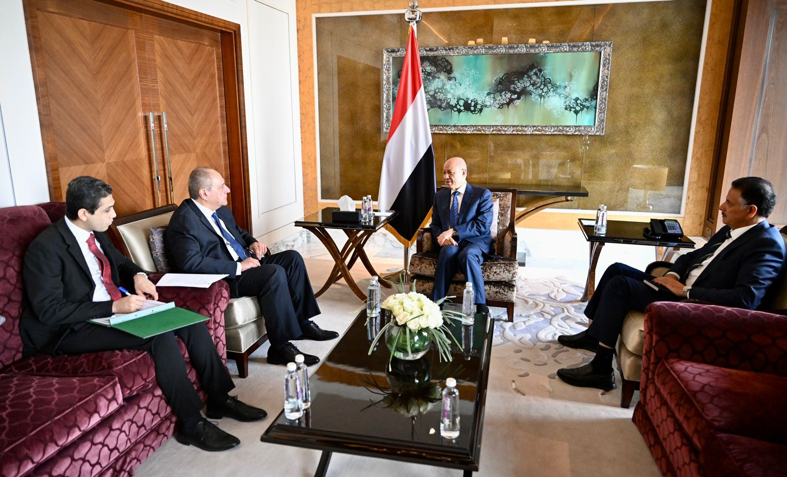 رئيس مجلس القيادة الرئاسي يستقبل السفير المصري 19 نوفمبر 2023
