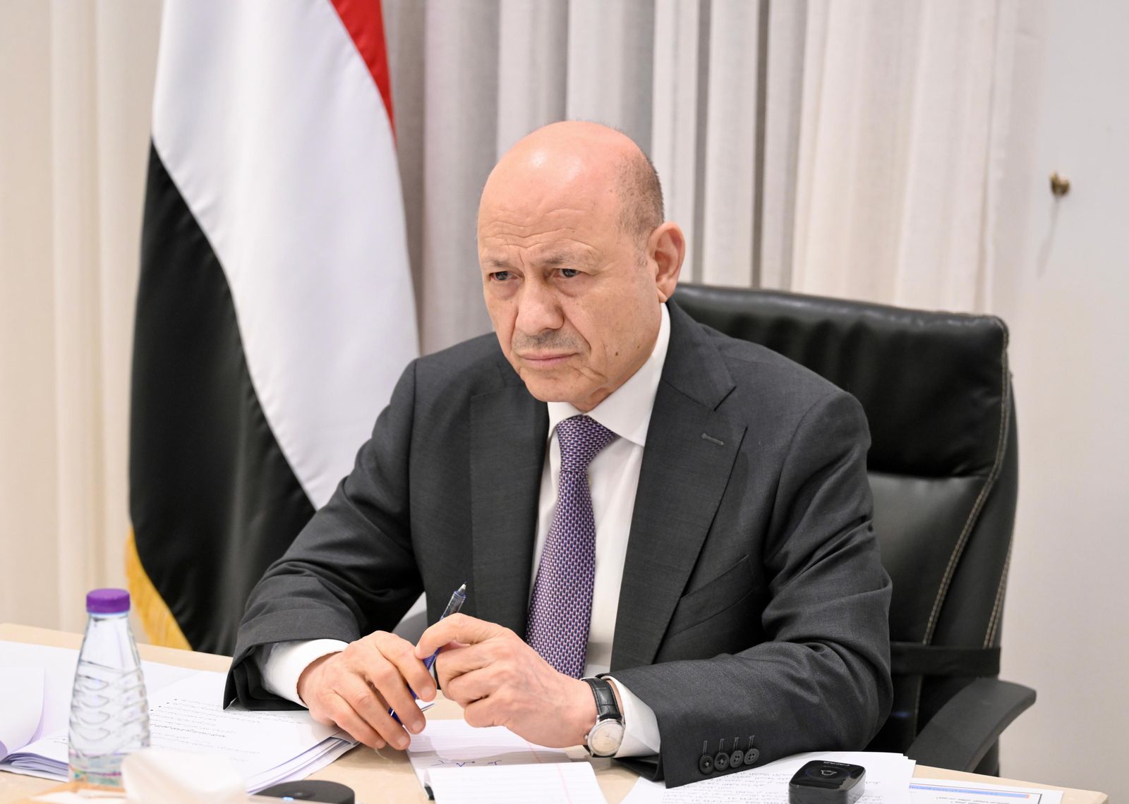  رئيس مجلس القيادة يجتمع بلجنة إدارة الأزمات لمناقشة الوضع الاقتصادي ومتطلبات تنفيذ قرار التصنيف الارهابي