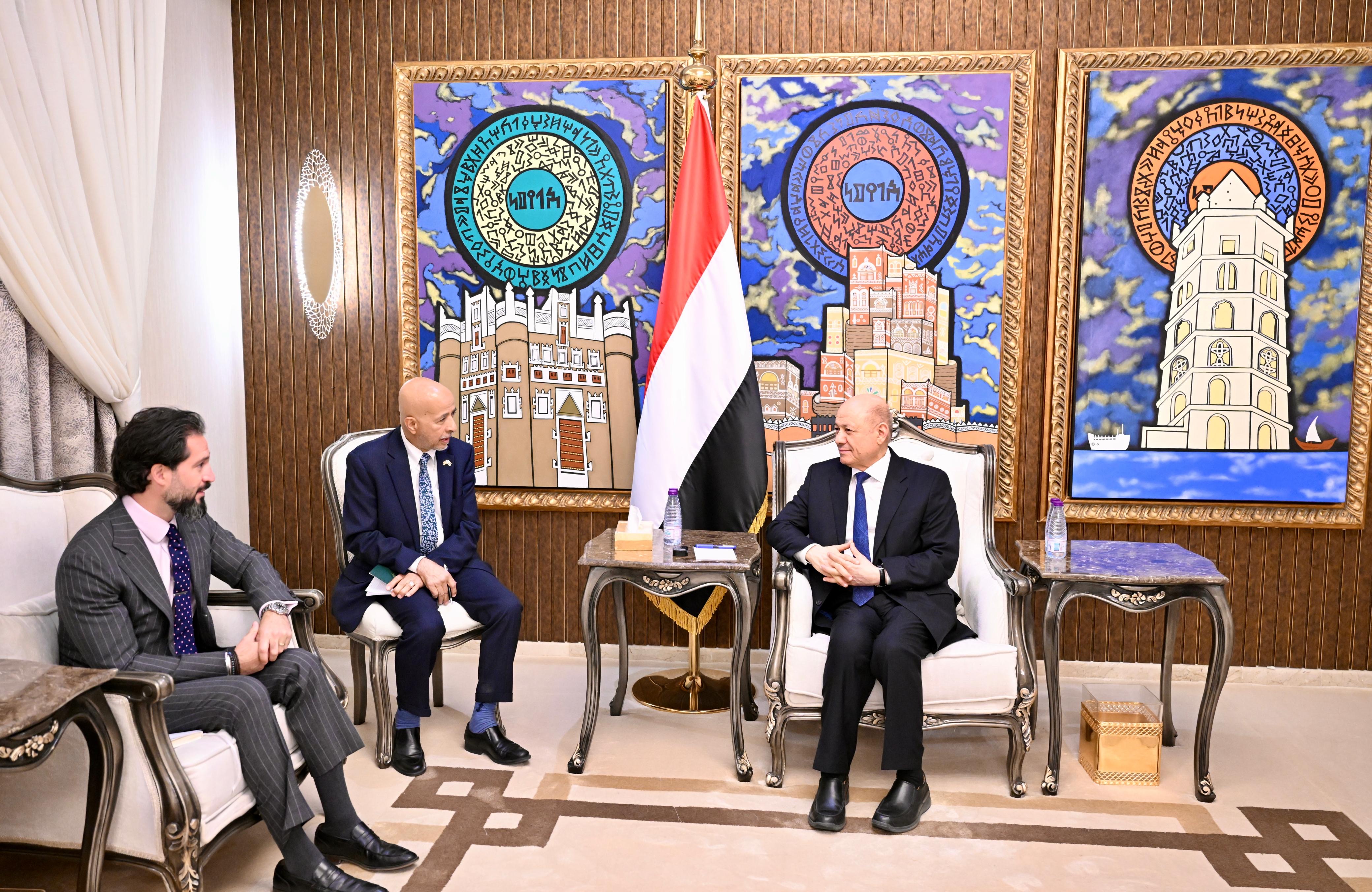 رئيس مجلس القيادة يشيد بجهود الولايات المتحدة في تنفيذ قرار حظر الأسلحة الإيرانية