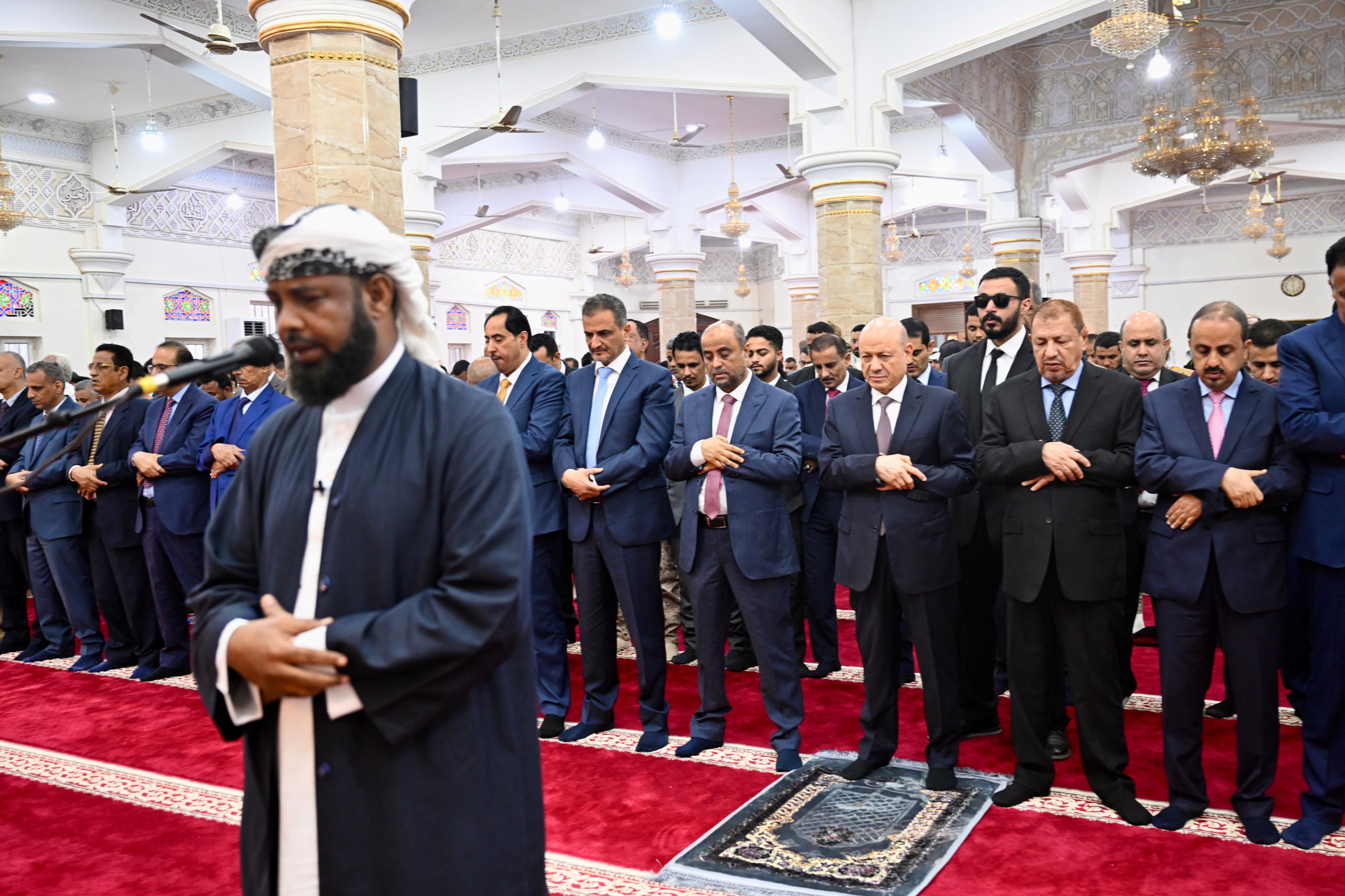 رئيس مجلس القيادة يؤدي في عدن مع جموع المصلين صلاة عيد الأضحى المبارك 