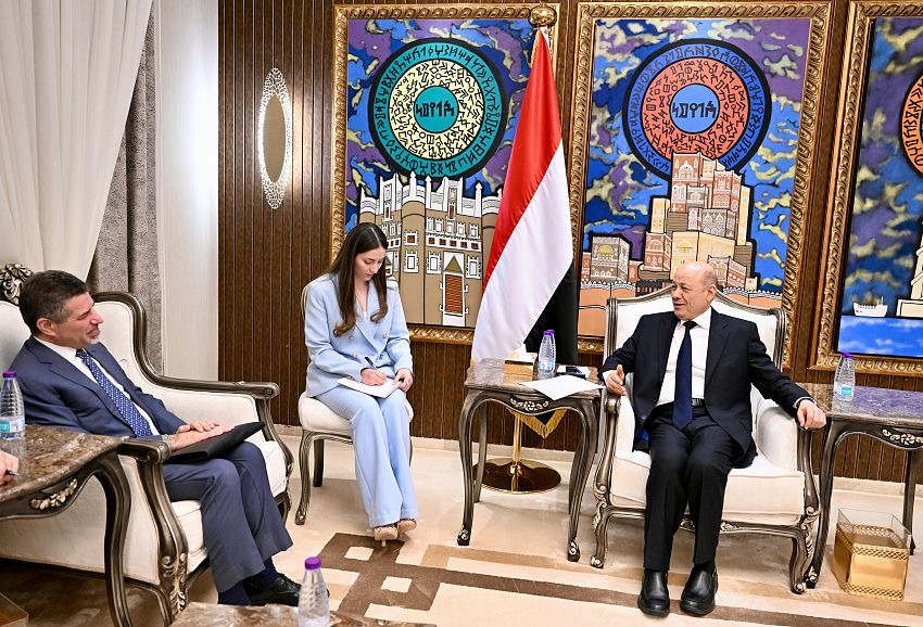 رئيس مجلس القيادة يؤكد الشراكة الوثيقة مع المجتمع الدولي في مكافحة الإرهاب