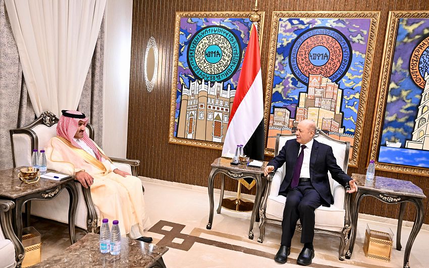 رئيس مجلس القيادة يستقبل سفير المملكة العربية السعودية