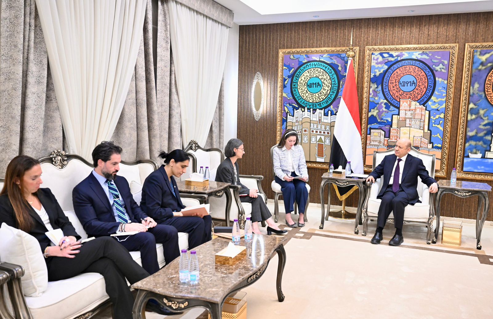 رئيس مجلس القيادة يستقبل سفيرتي الجمهورية الفرنسية والمملكة المتحدة والقائم باعمال سفارة الولايات المتحدة