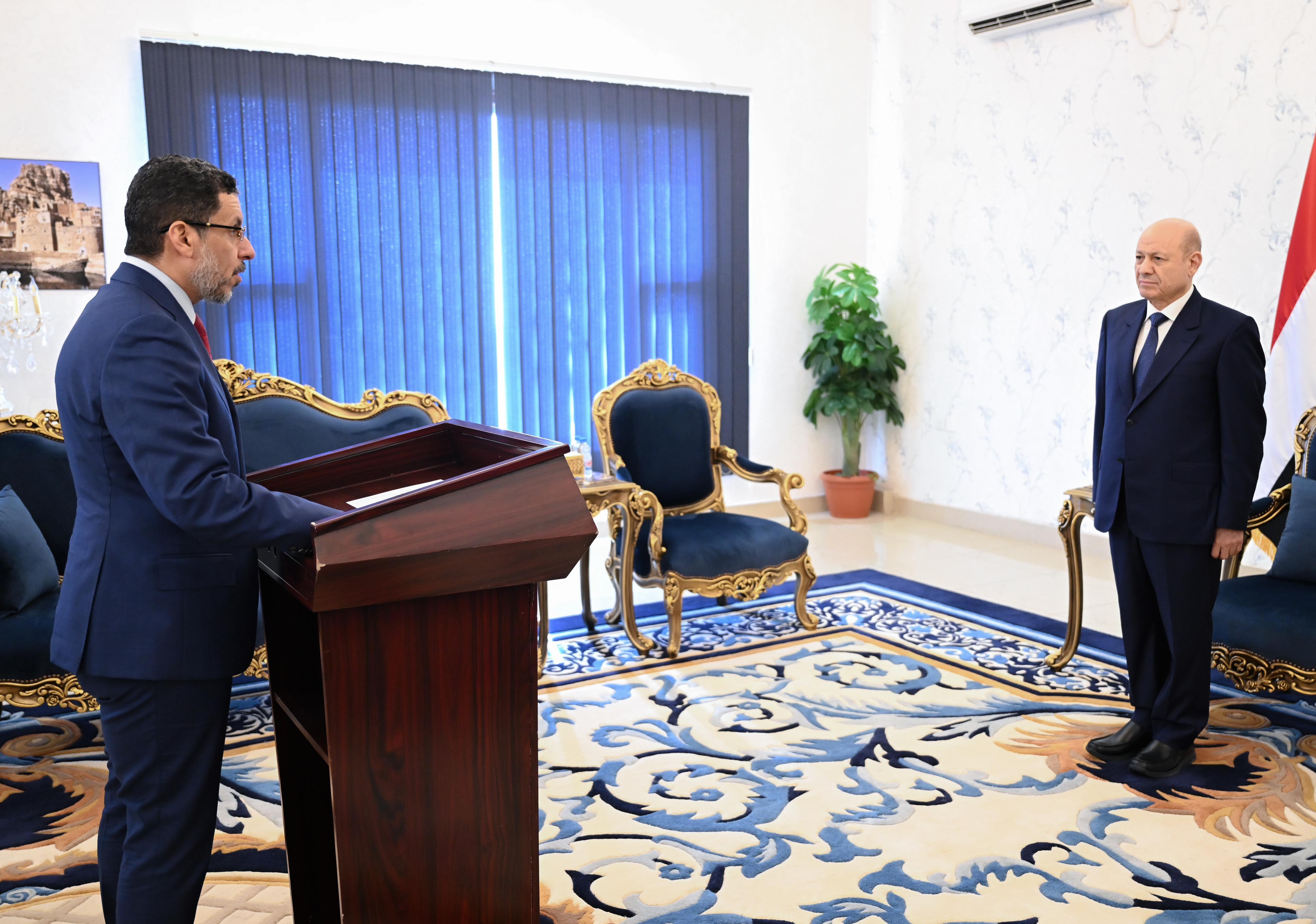 رئيس الوزراء يؤدي اليمين الدستورية امام رئيس مجلس القيادة الرئاسي في العاصمة المؤقتة عدن