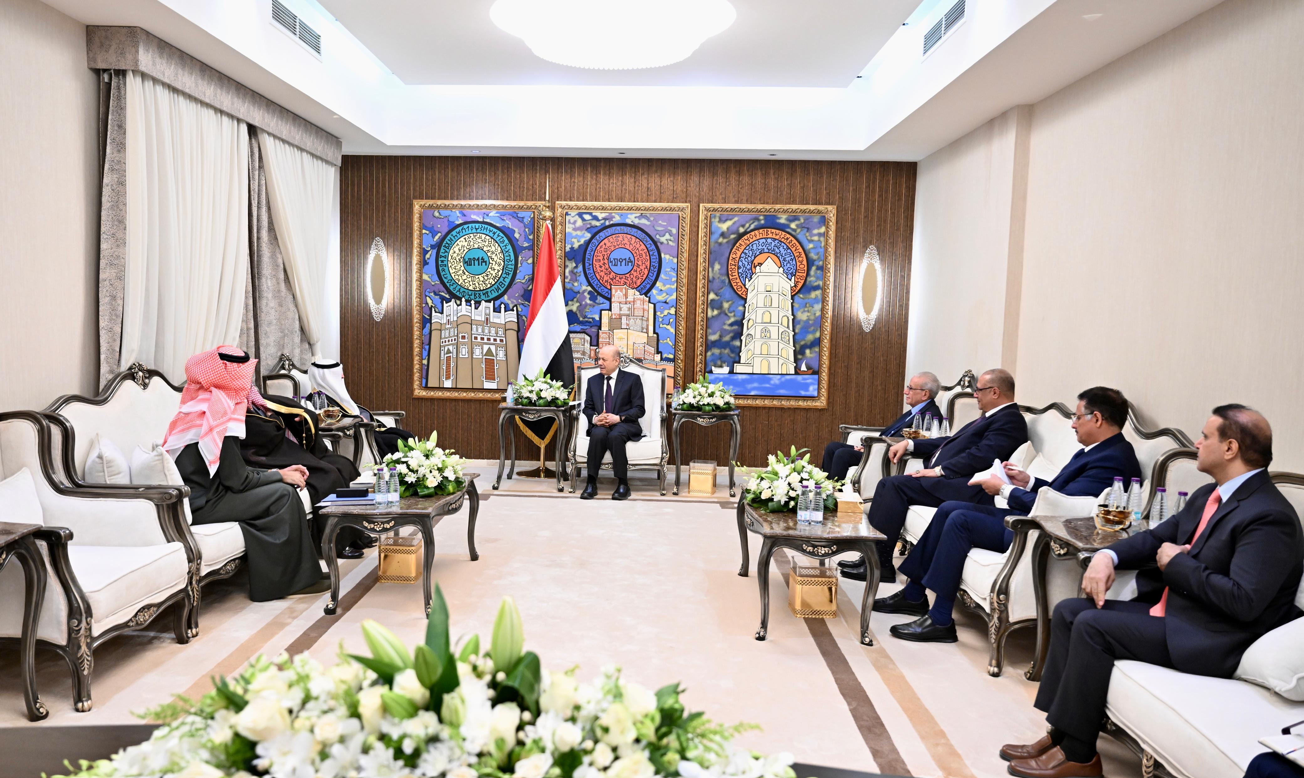 رئيس مجلس القيادة الرئاسي يشيد بالتدخلات الكويتية الانمائية والإنسانية