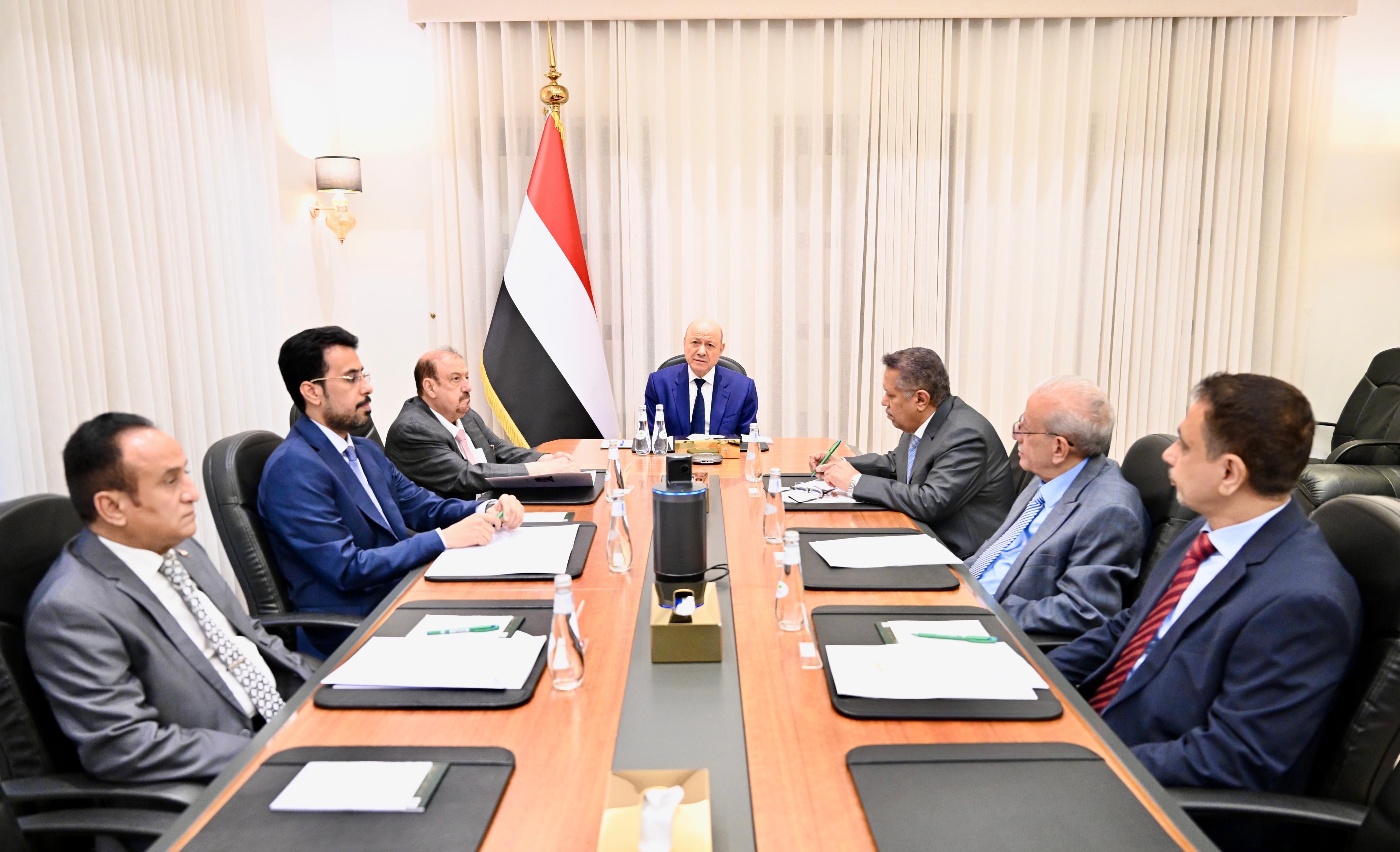 رئيس مجلس القيادة: الدولة ماضية في برنامج الإصلاحات والردع الحازم للتصعيد الحوثي
