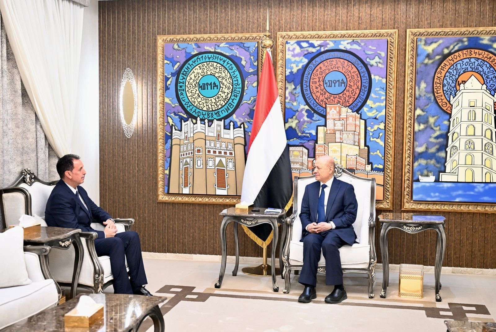 رئيس مجلس القيادة يشيد بالمواقف المغربية المشرفة إلى جانب الشعب اليمني