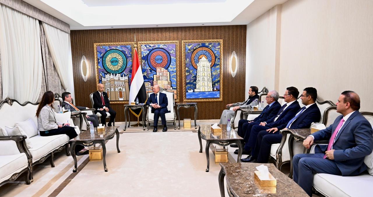 رئيس مجلس القيادة يستقبل سفير الولايات المتحدة الأميركية