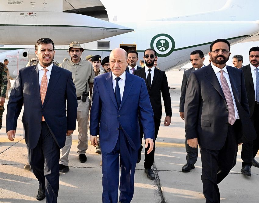 رئيس مجلس القيادة وعضوا المجلس سلطان العرادة وعبدالله العليمي يعودون إلى العاصمة المؤقتة عدن