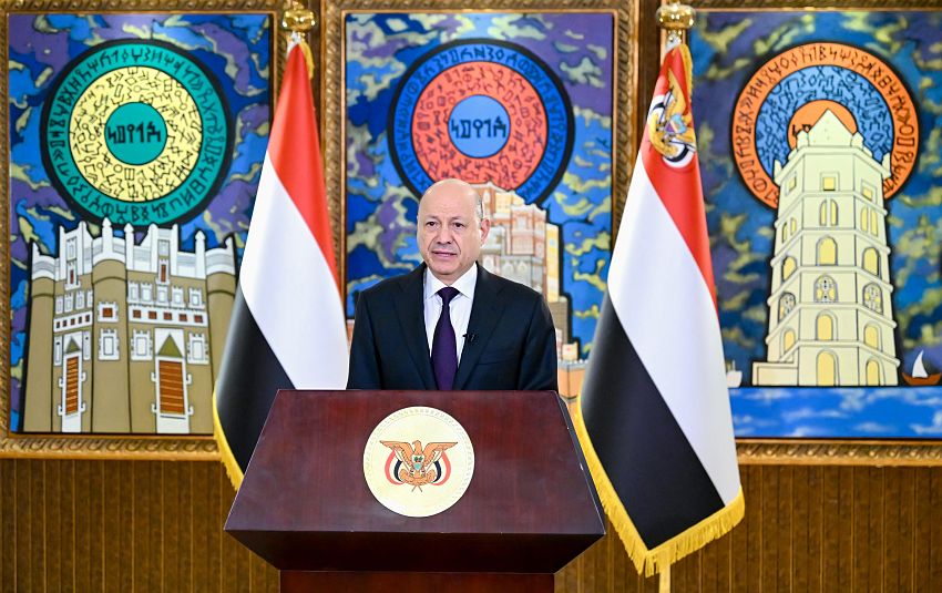 رئيس مجلس القيادة يعلن نجاح عملية استلام المعسكرات وتشكيل لجنة عسكرية عليا لاستعادة مؤسسات الدولة سلما أو حربا 