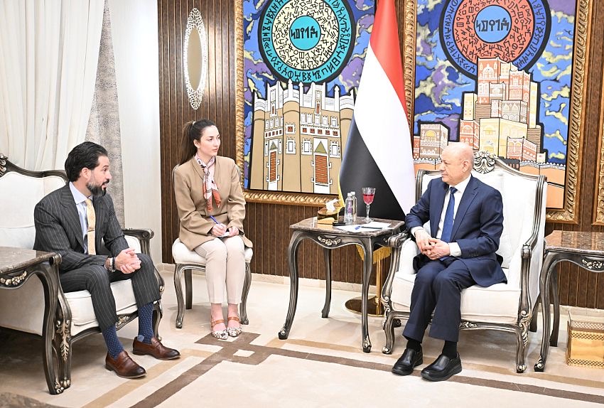 رئيس مجلس القيادة يشيد بالضغوط الأمريكية القصوى على المليشيات الحوثية والنظام الإيراني