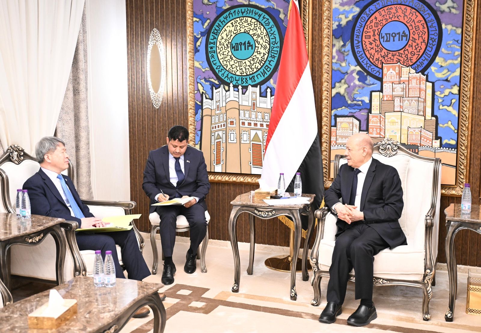 رئيس مجلس القيادة يشيد بالدور الكوري الداعم للشعب اليمني في مجلس الأمن الدولي