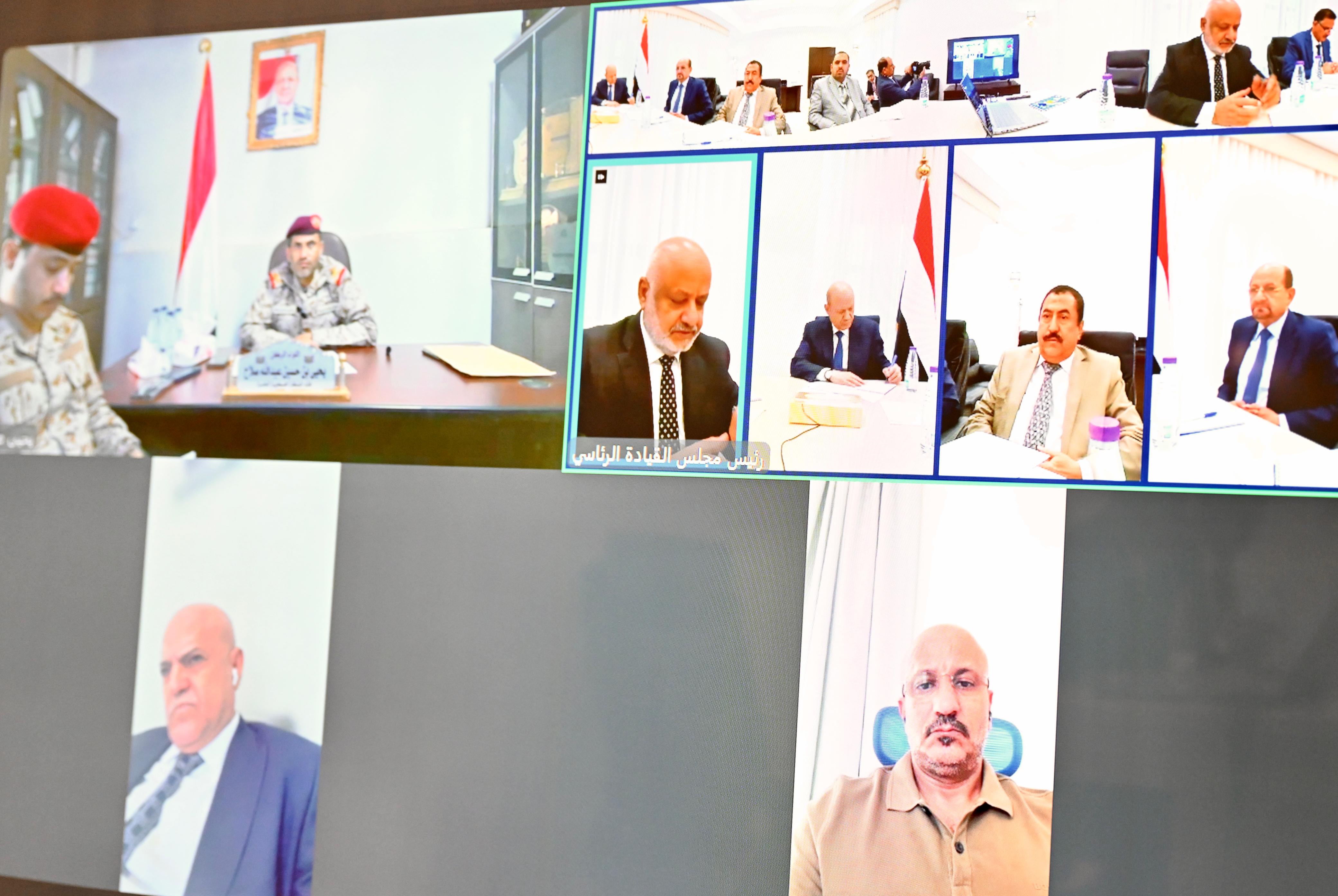 رئيس مجلس القيادة وعضو المجلس طارق صالح يعقدان اجتماعا بمحافظي المحافظات المتضررة من السيول