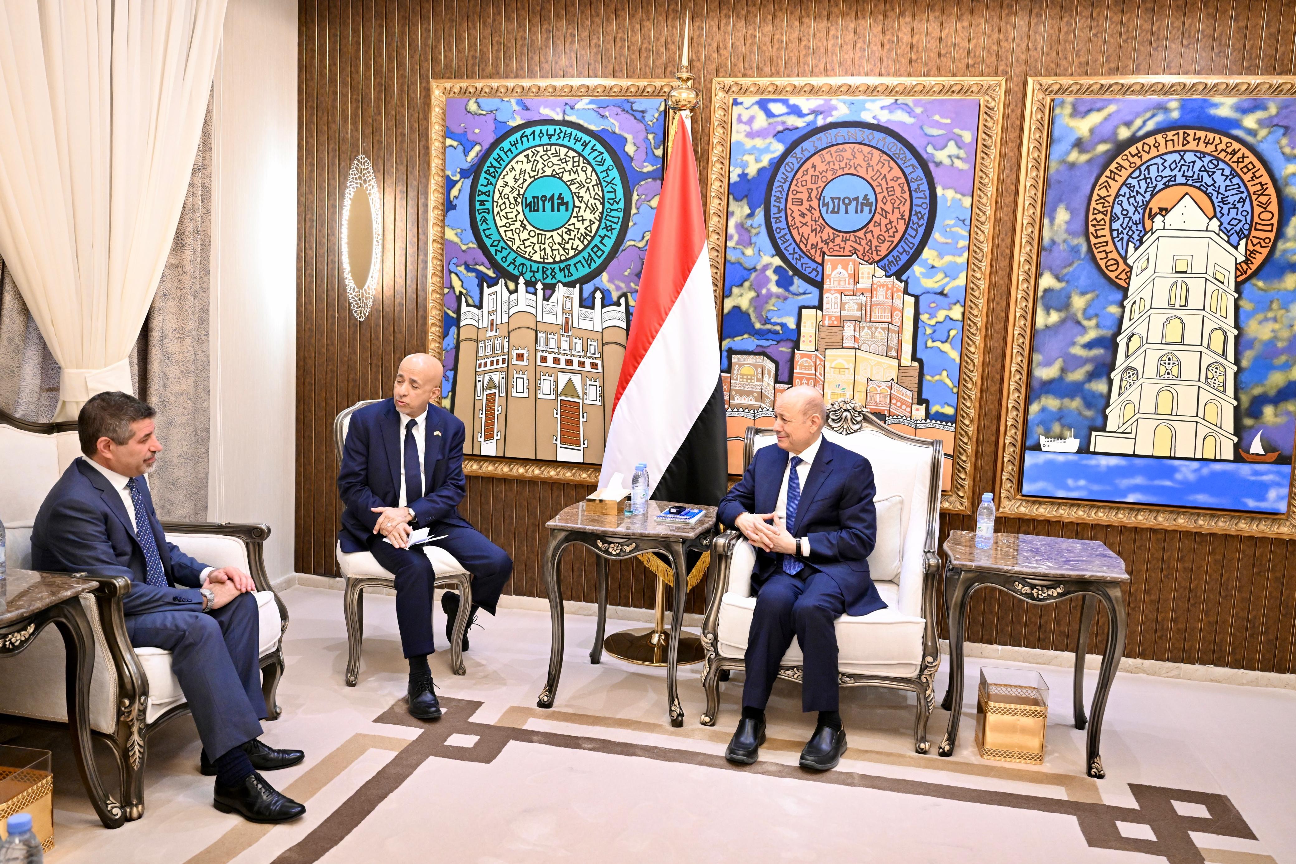 فخامة رئيس مجلس القيادة يستقبل السفير الأمريكي 