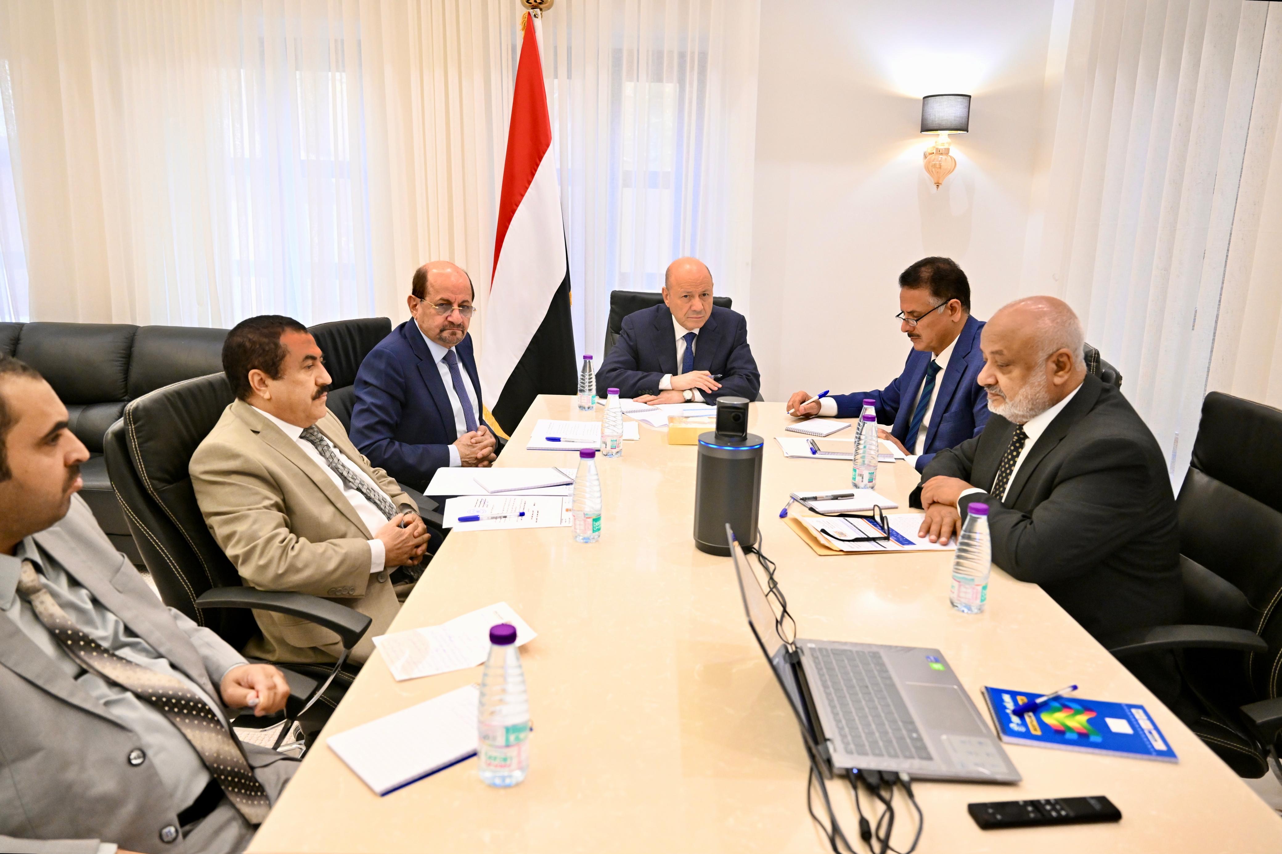 رئيس مجلس القيادة وعضو المجلس طارق صالح يعقدان اجتماعا بمحافظي المحافظات المتضررة من السيول