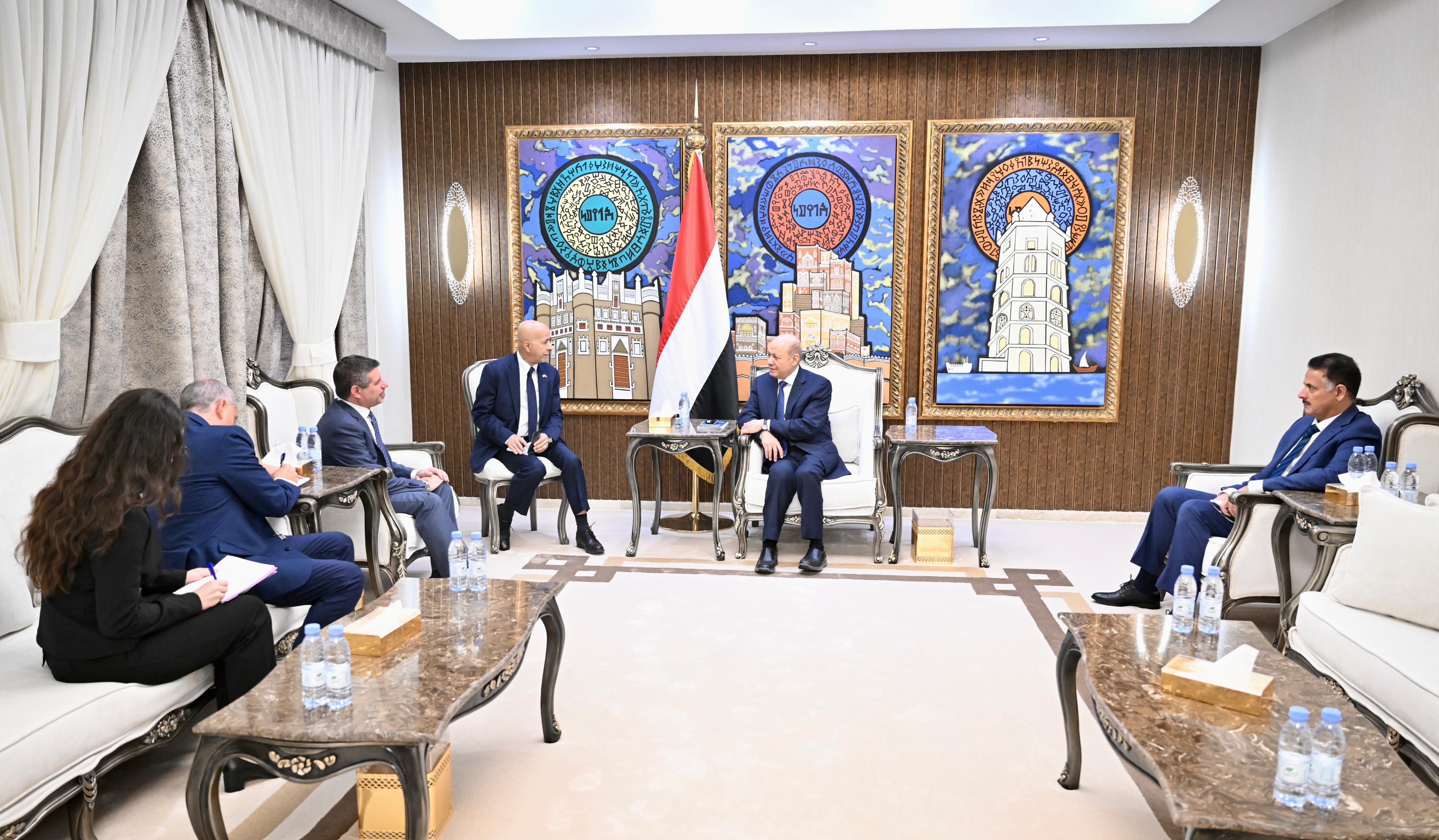 فخامة رئيس مجلس القيادة يستقبل السفير الأمريكي 