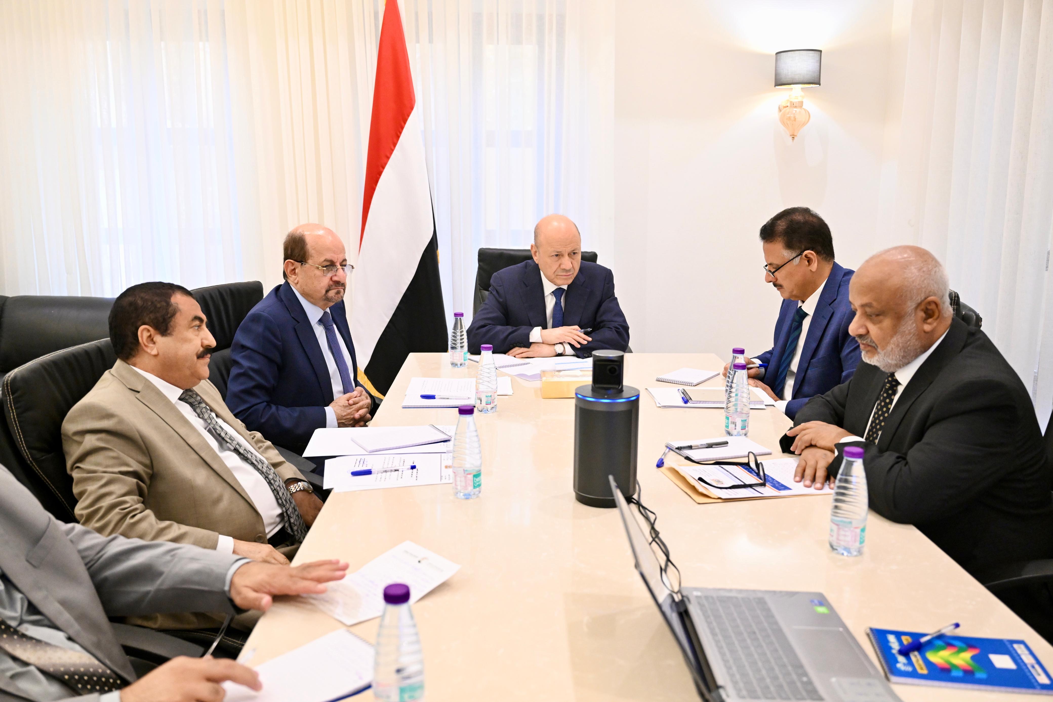 رئيس مجلس القيادة وعضو المجلس طارق صالح يعقدان اجتماعا بمحافظي المحافظات المتضررة من السيول
