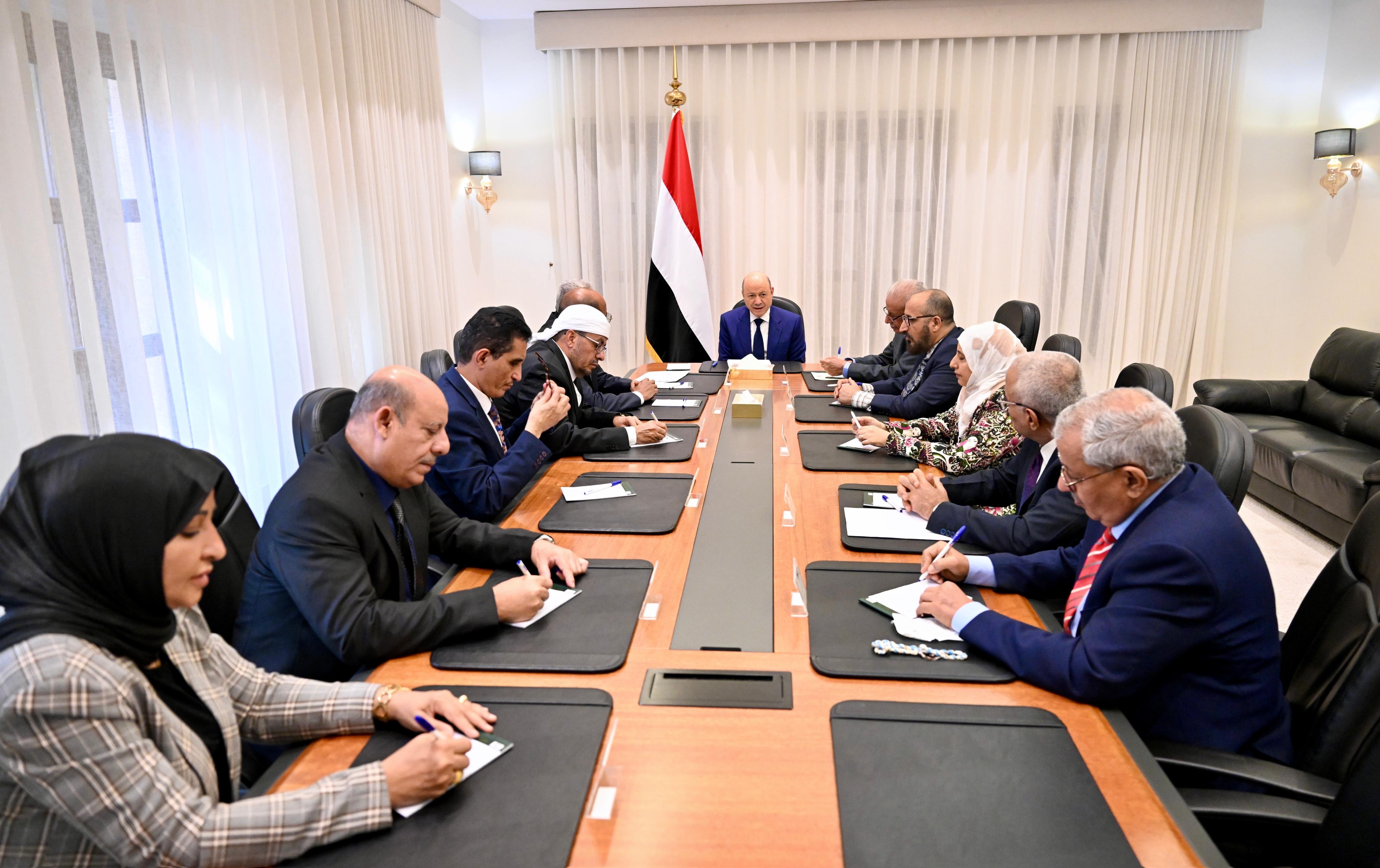 رئيس مجلس القيادة يشيد بدور الفريق القانوني في مساندة المجلس وتعزيز نهج الشراكة الوطنية