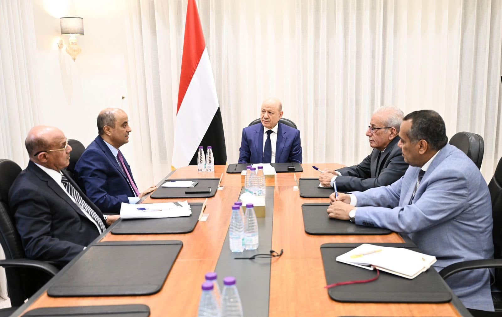 رئيس مجلس القيادة يجتمع برئيس الوزراء ومحافظ البنك المركزي