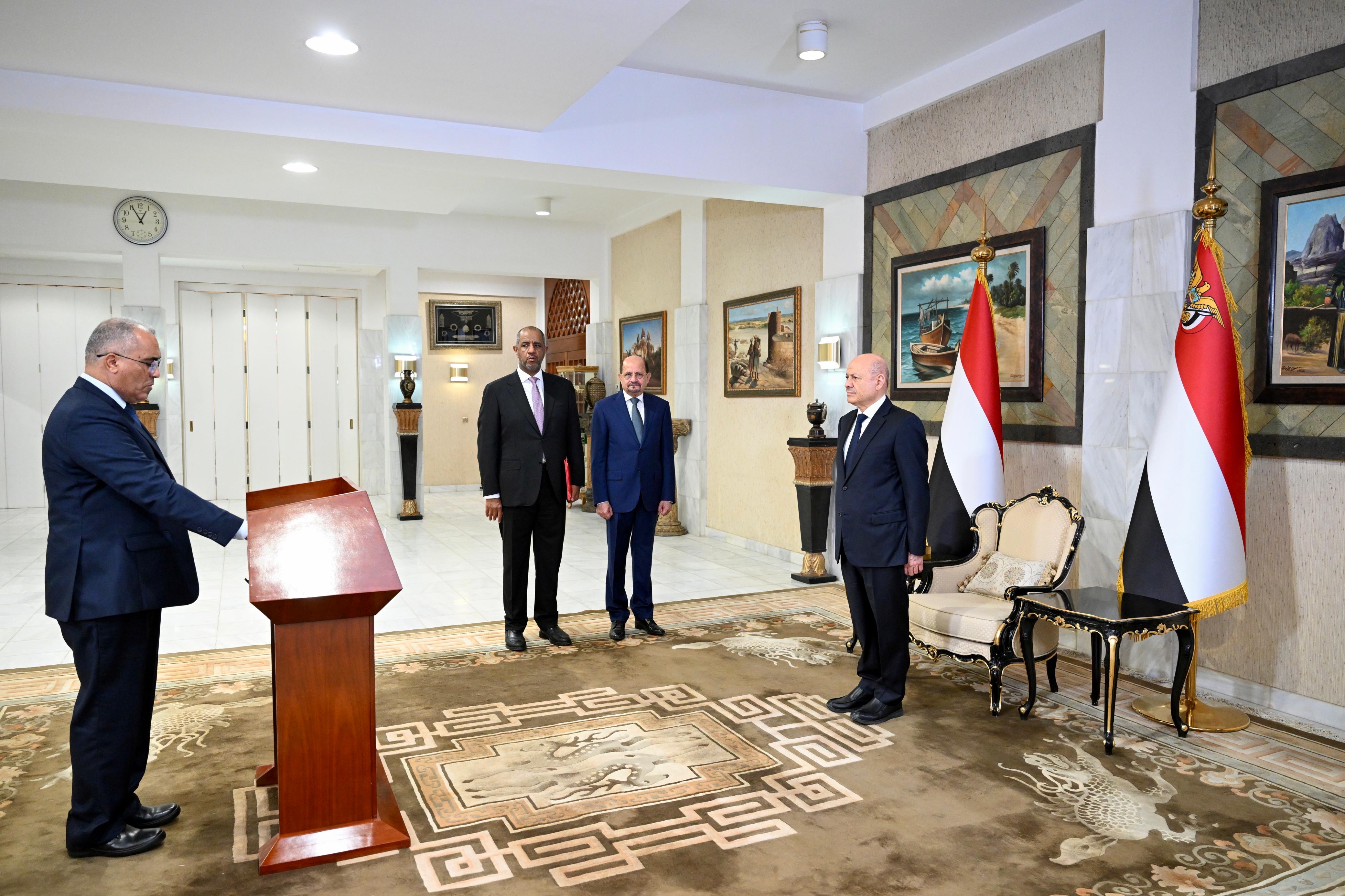 رئيس وأعضاء الحكومة يؤدون اليمين الدستورية أمام فخامة رئيس مجلس القيادة 3
