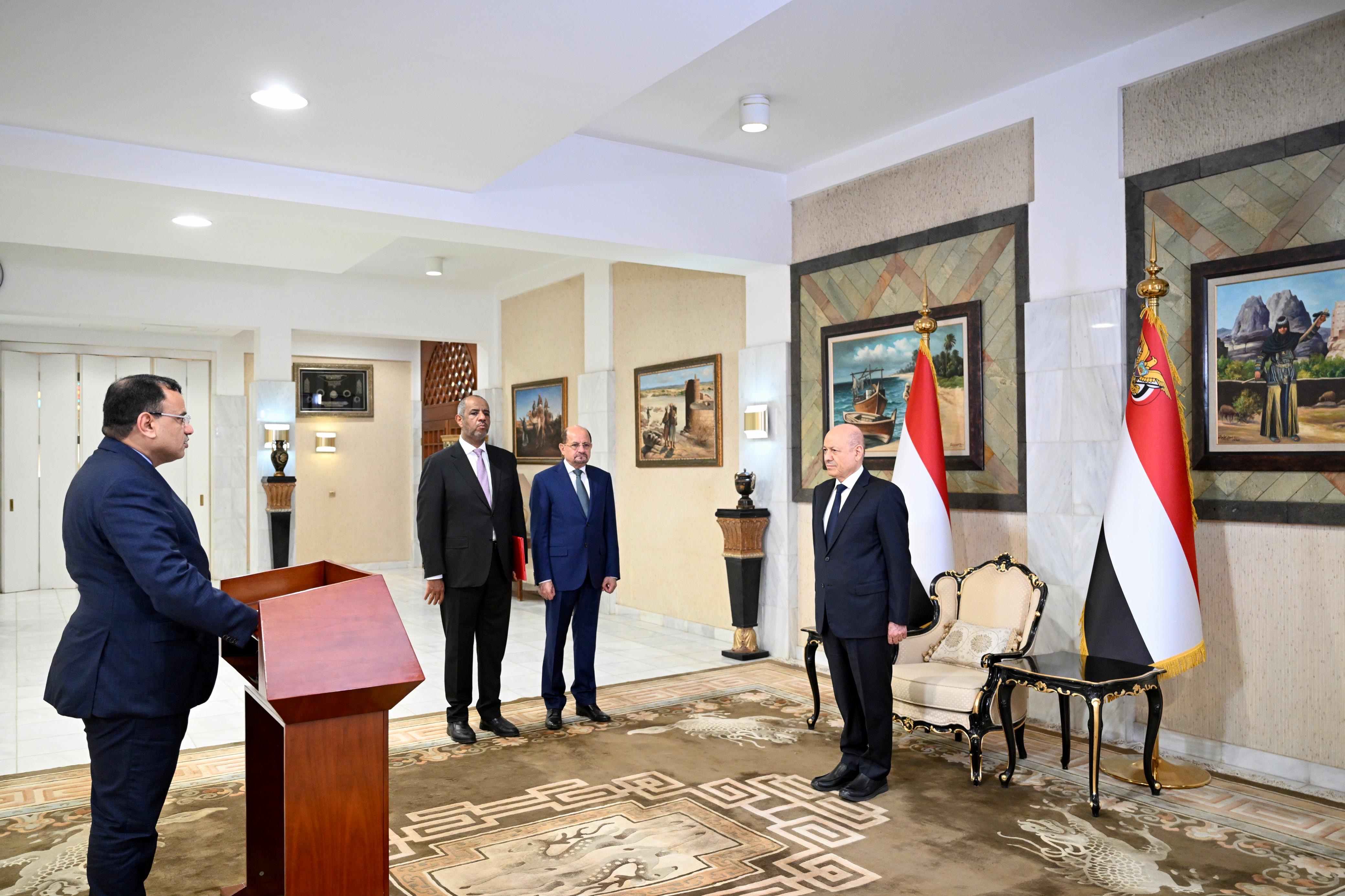 رئيس وأعضاء الحكومة يؤدون اليمين الدستورية أمام فخامة رئيس مجلس القيادة 2