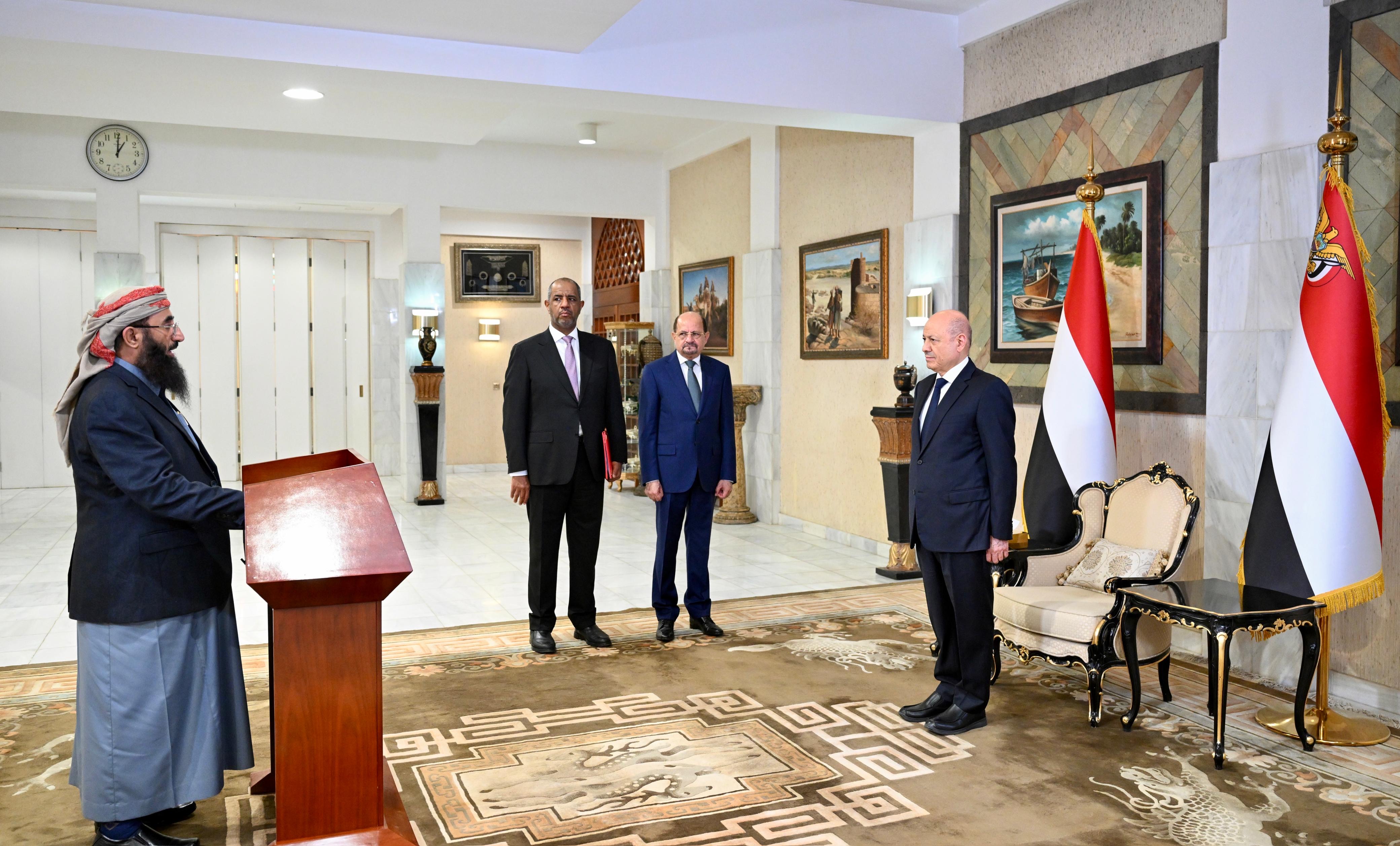 رئيس وأعضاء الحكومة يؤدون اليمين الدستورية أمام فخامة رئيس مجلس القيادة 1