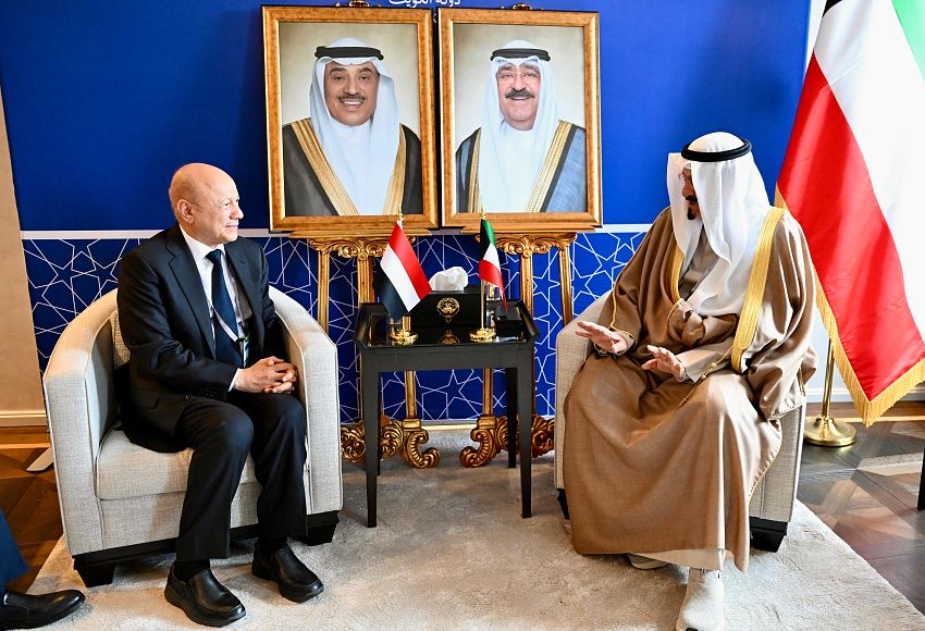 رئيس مجلس القيادة يبحث ورئيس الوزراء الكويتي العلاقات الثنائية والدعم المطلوب للحكومة الجديدة