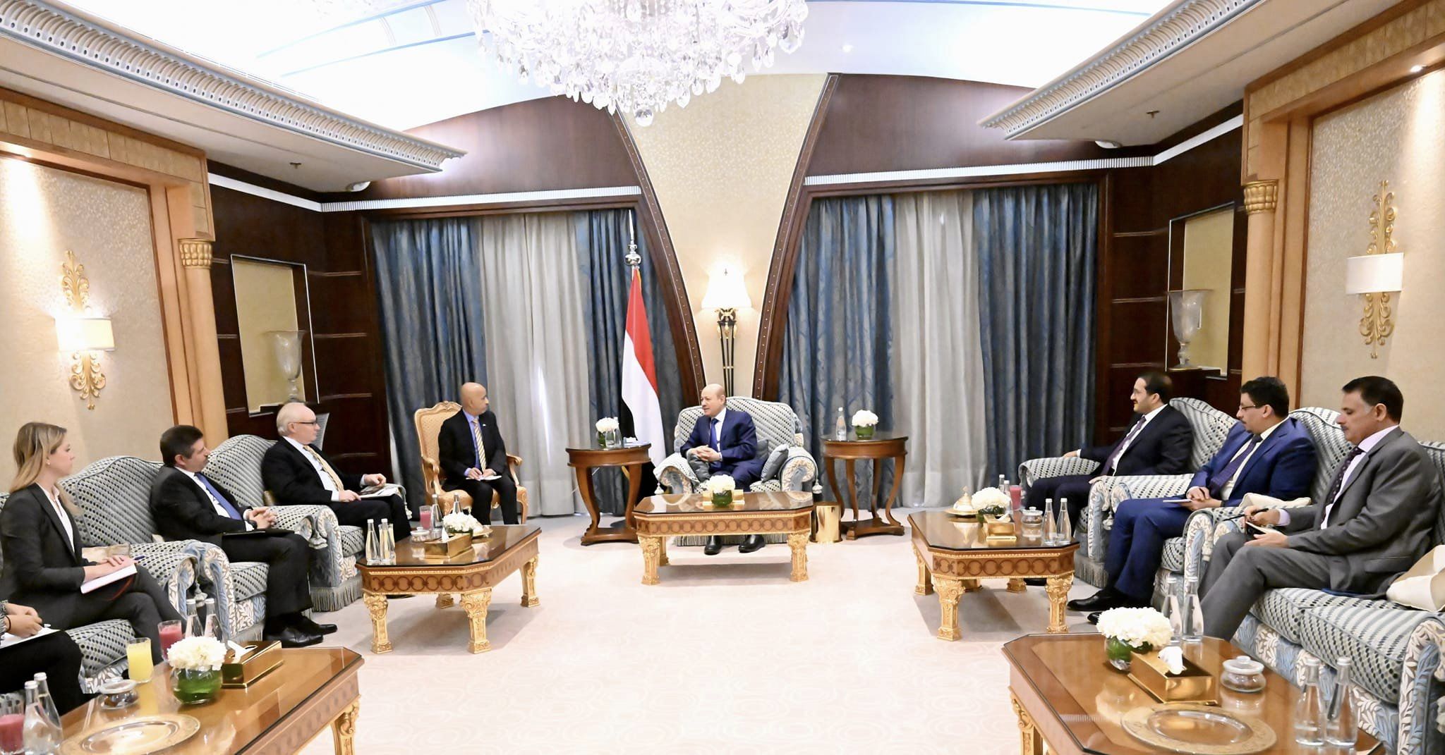 رئيس مجلس القيادة يستقبل المبعوث الأمريكي لبحث سبل إحياء مسارات السلام