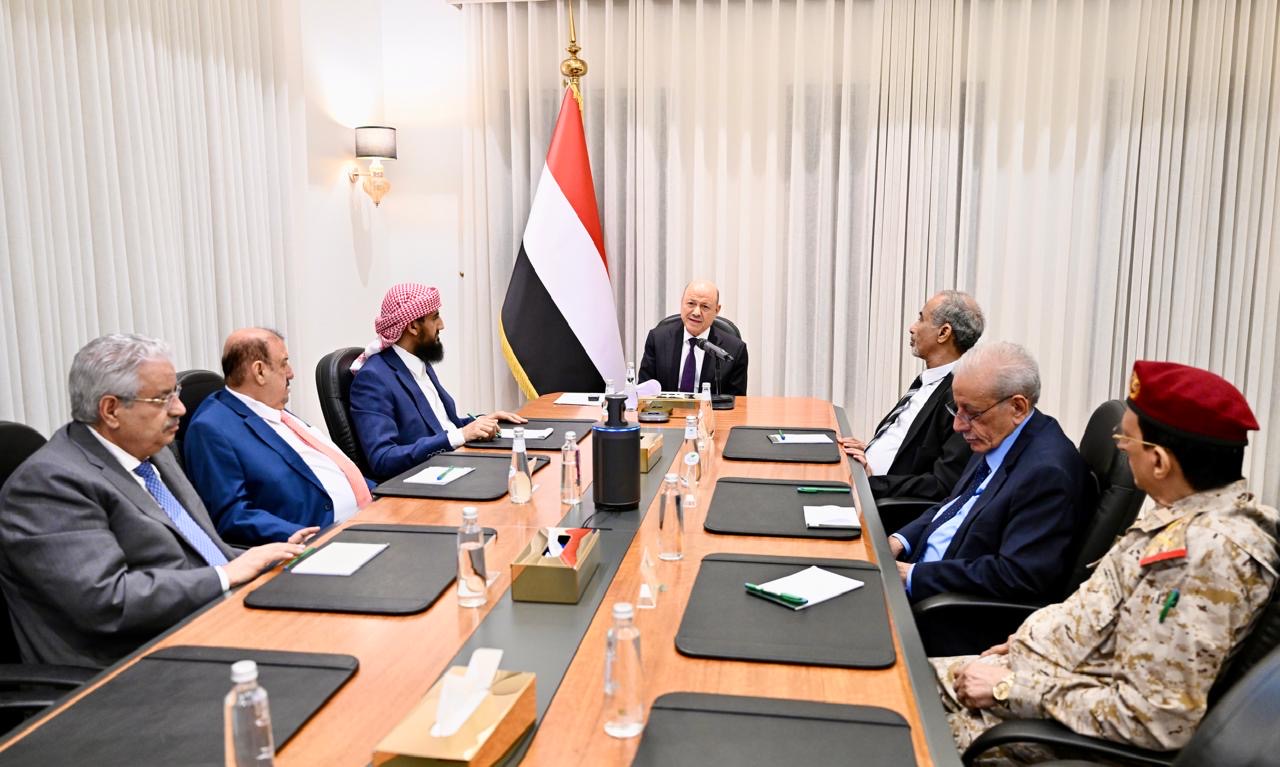 مجلس الدفاع الوطني يحمل المليشيات الحوثية والنظام الإيراني تبعات التصعيد ويقر إجراءات شاملة لحماية السيادة