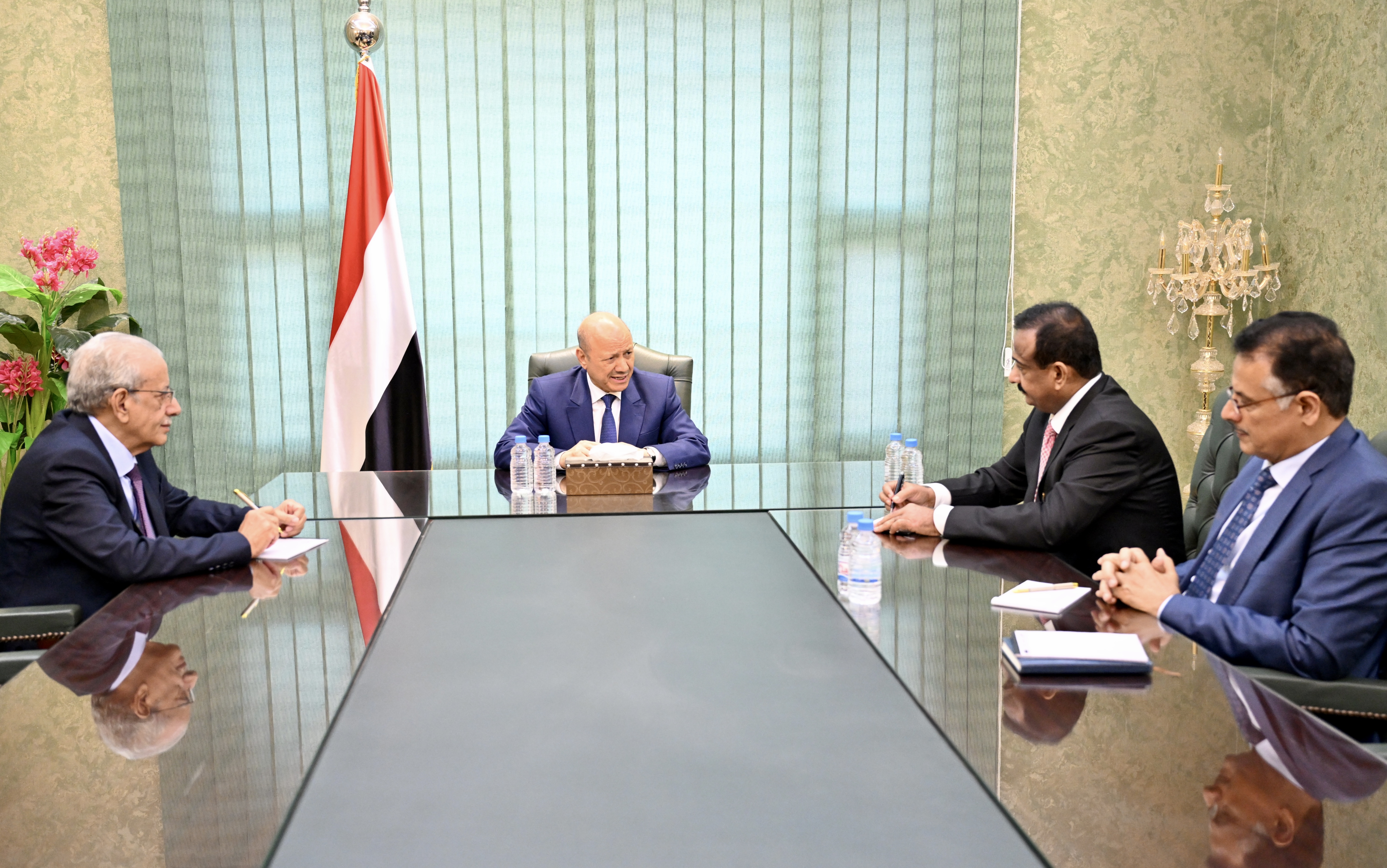 رئيس مجلس القيادة الرئاسي يجتمع بمحافظ محافظة شبوة 10 سبتمبر 2023