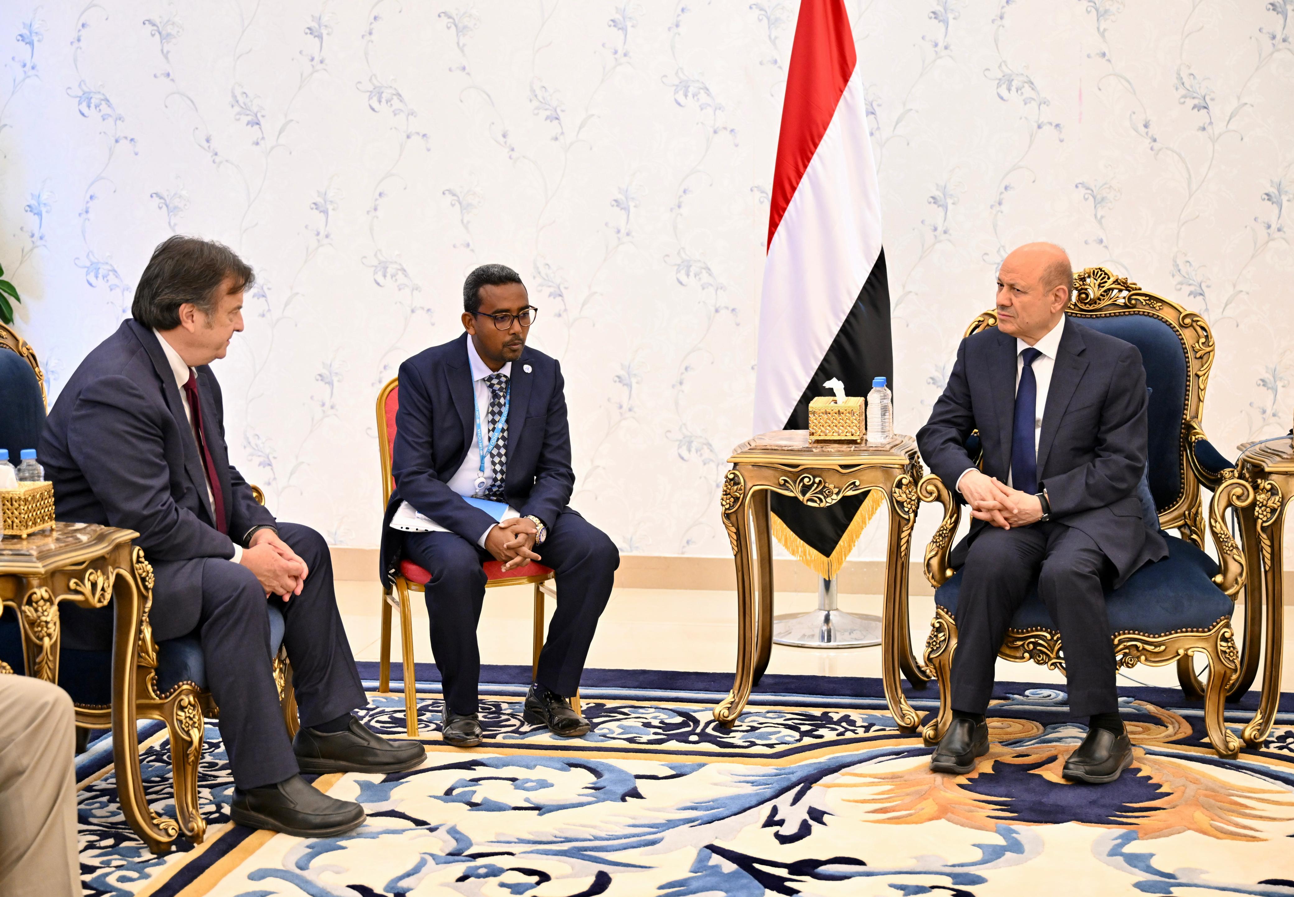 رئيس مجلس القيادة يستقبل في عدن منسق الشؤون الانسانية 5 سبتمبر 2023