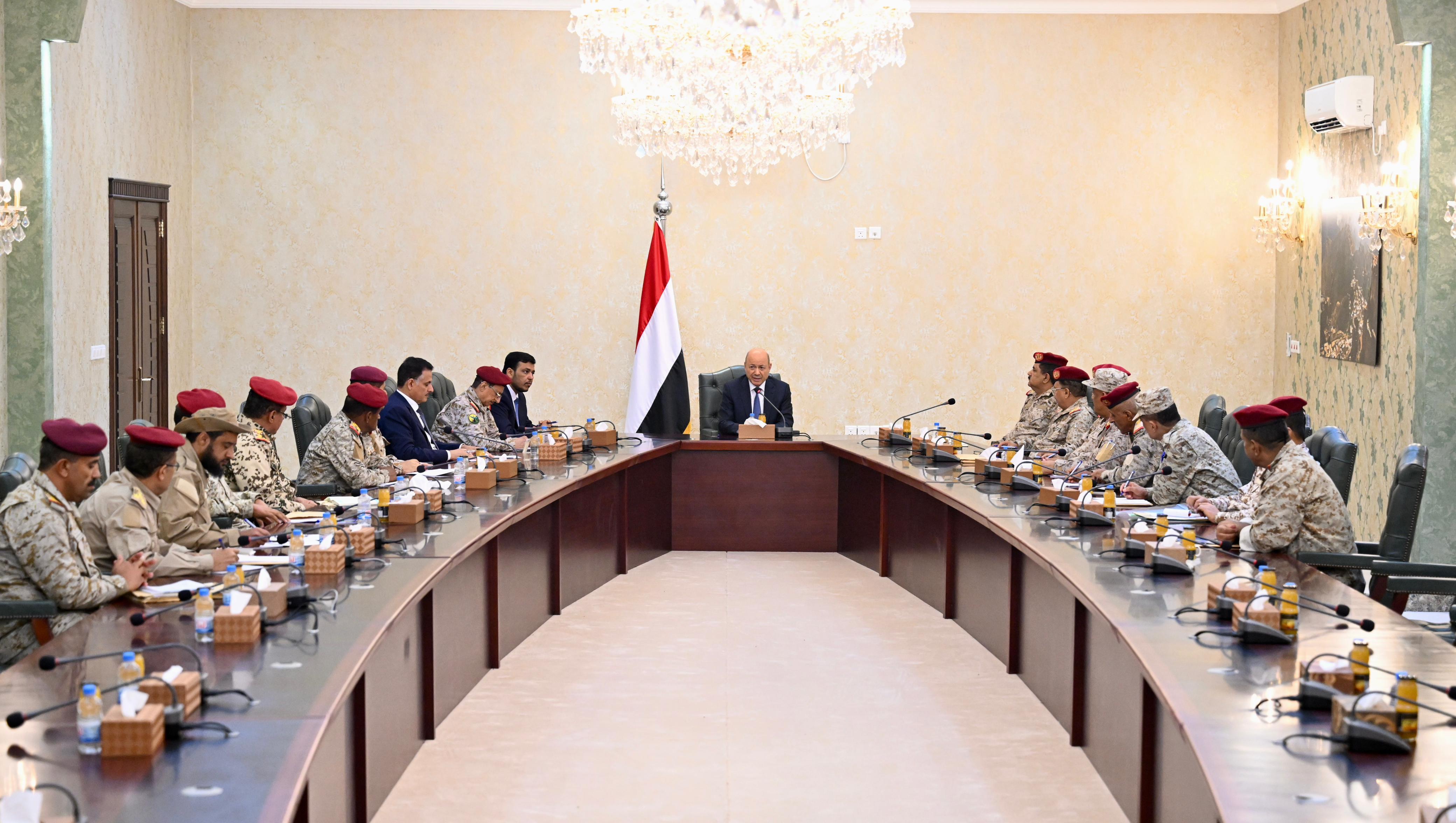 رئيس مجلس القيادة الرئاسي يجتمع بوزير الدفاع وقيادة المنطقة العسكرية الرابعة 6 سبتمبر 2023