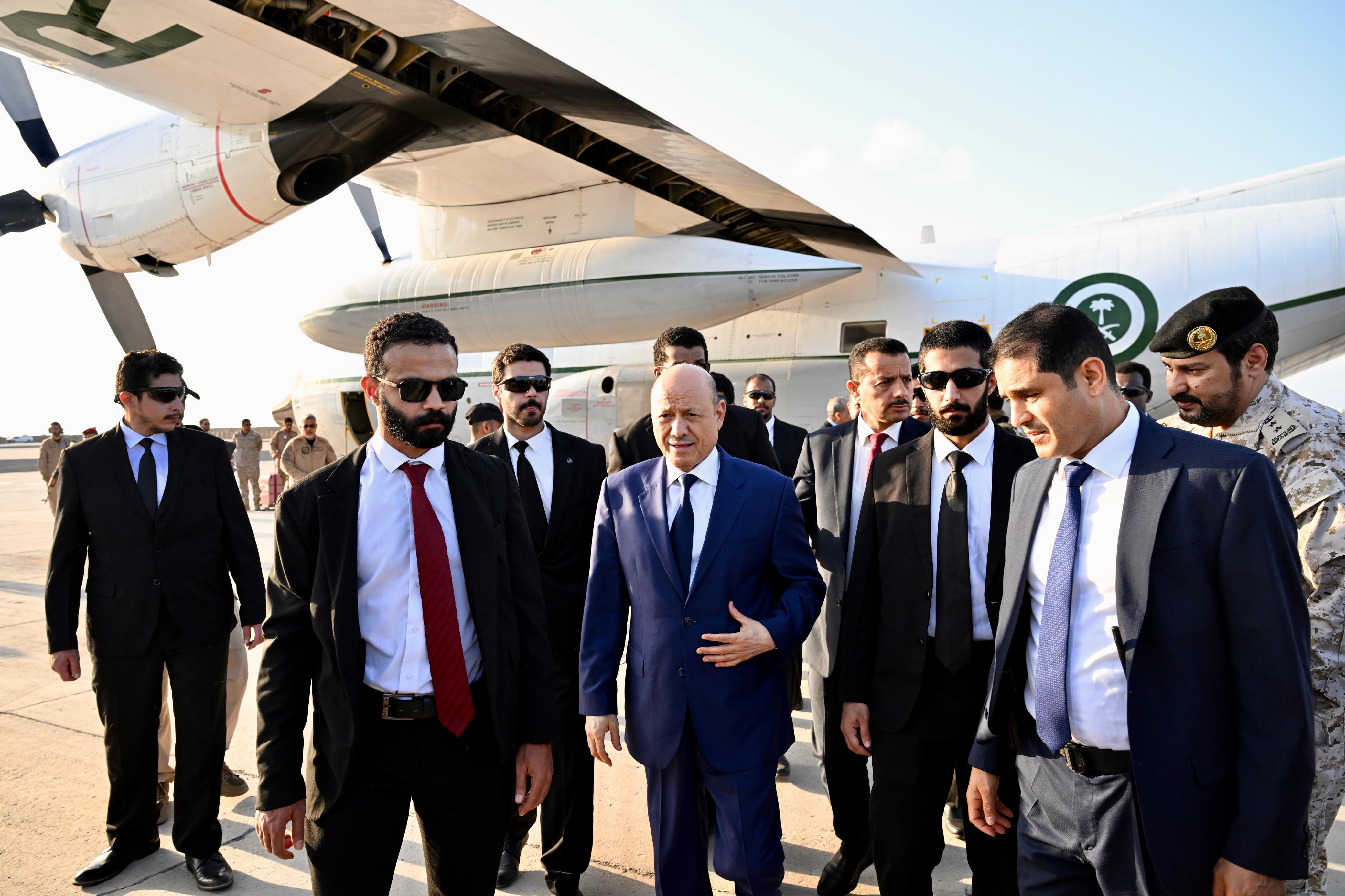رئيس مجلس القيادة يؤكد من عدن أهمية التركيز على أولوية استعادة وبناء المؤسسات وتخفيف المعاناة