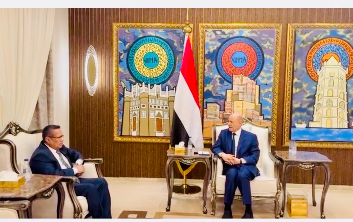 رئيس مجلس القيادة يشيد بموقف مجلس الشورى والمكونات السياسية الملتزم بمرجعيات المرحلة الانتقالية