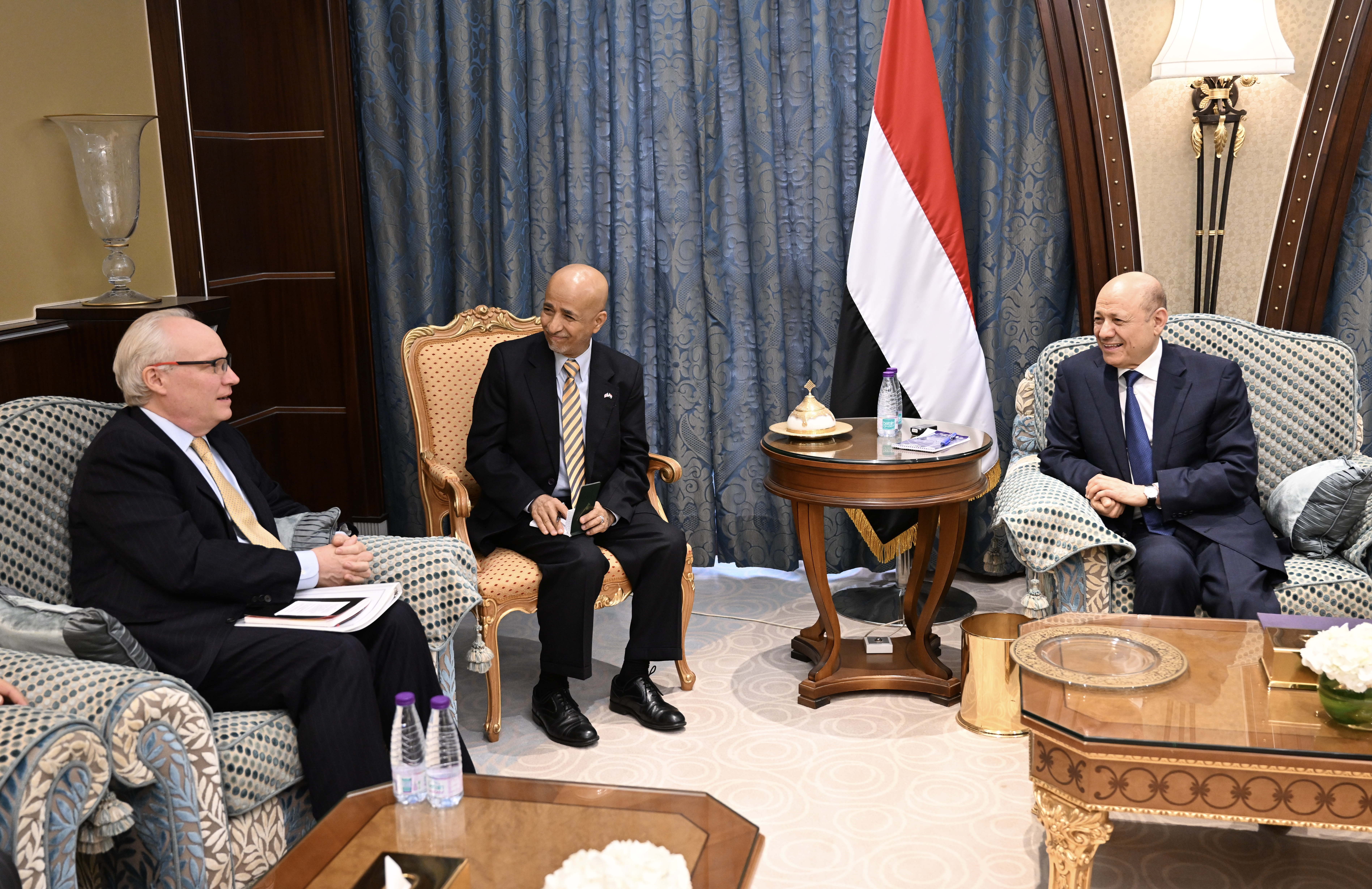 رئيس مجلس القيادة الرئاسي يستقبل مبعوث الولايات المتحدة الأمريكية