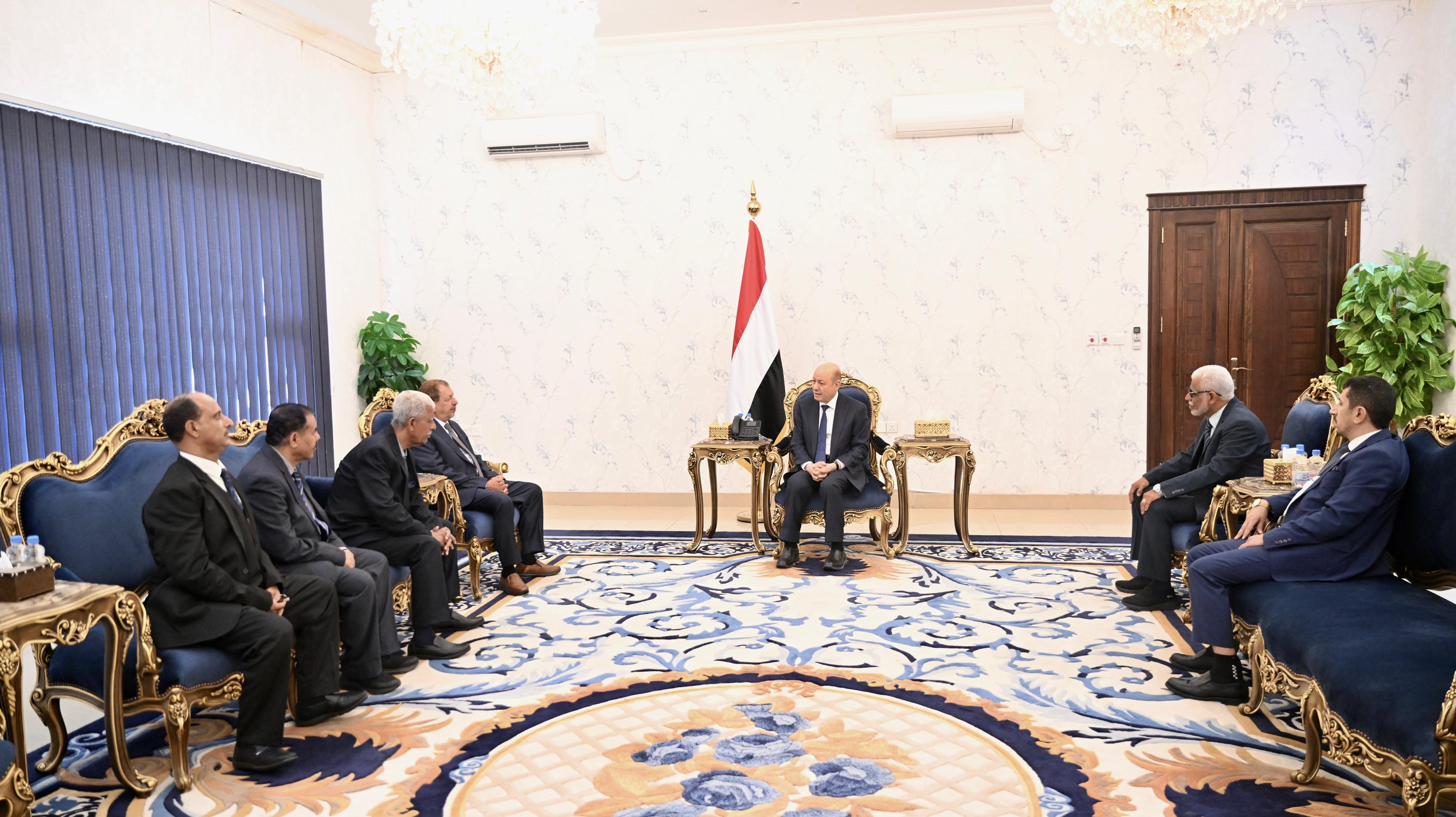 القضاة المعينون بالمحكمة العليا يؤدون اليمين القانونية أمام رئيس مجلس القيادة الرئاسي