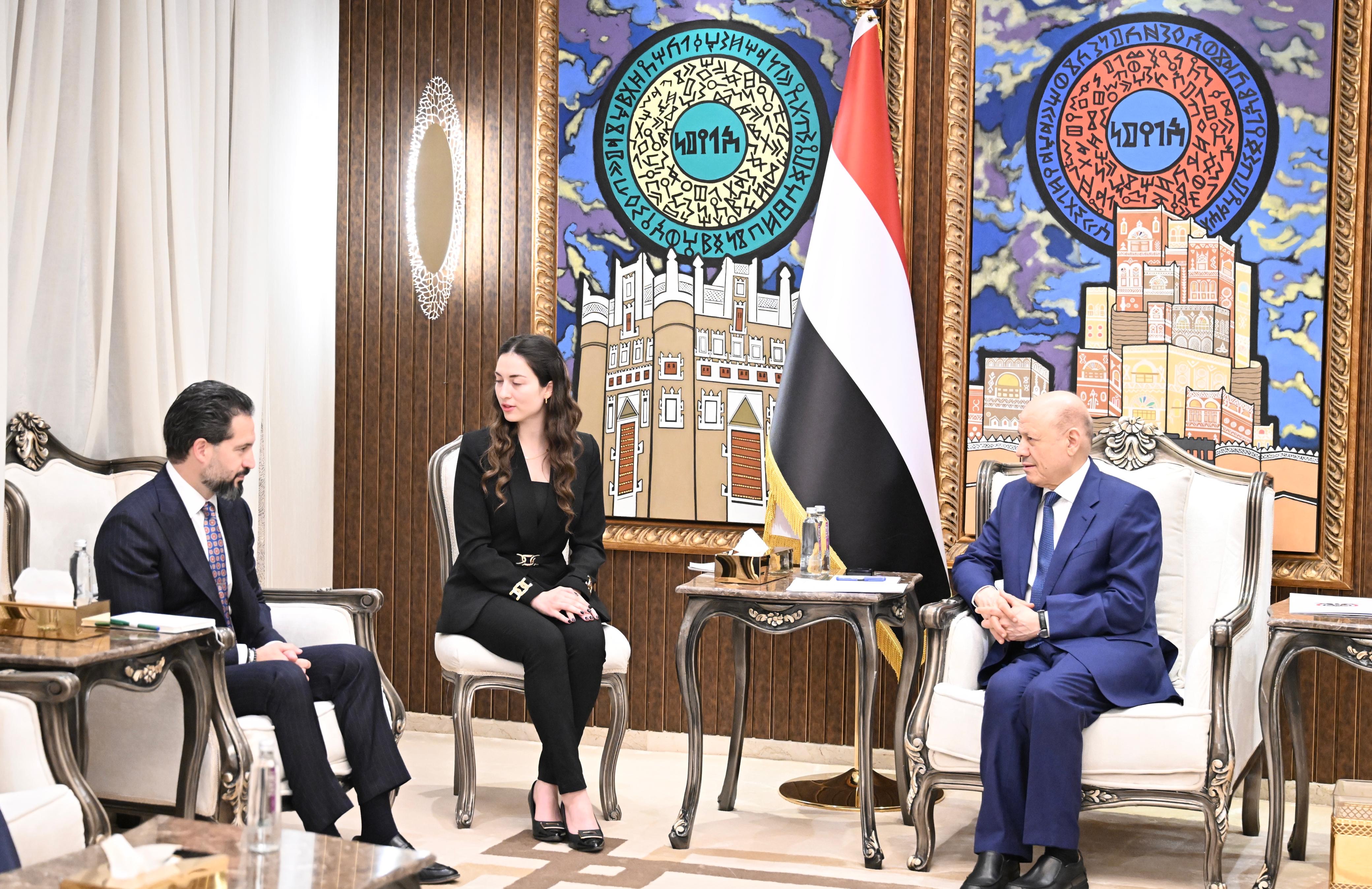 رئيس مجلس القيادة: لا حصار على مطار صنعاء ولا تساهل مع أي تواطؤ جديد لانتهاك السيادة الوطنية