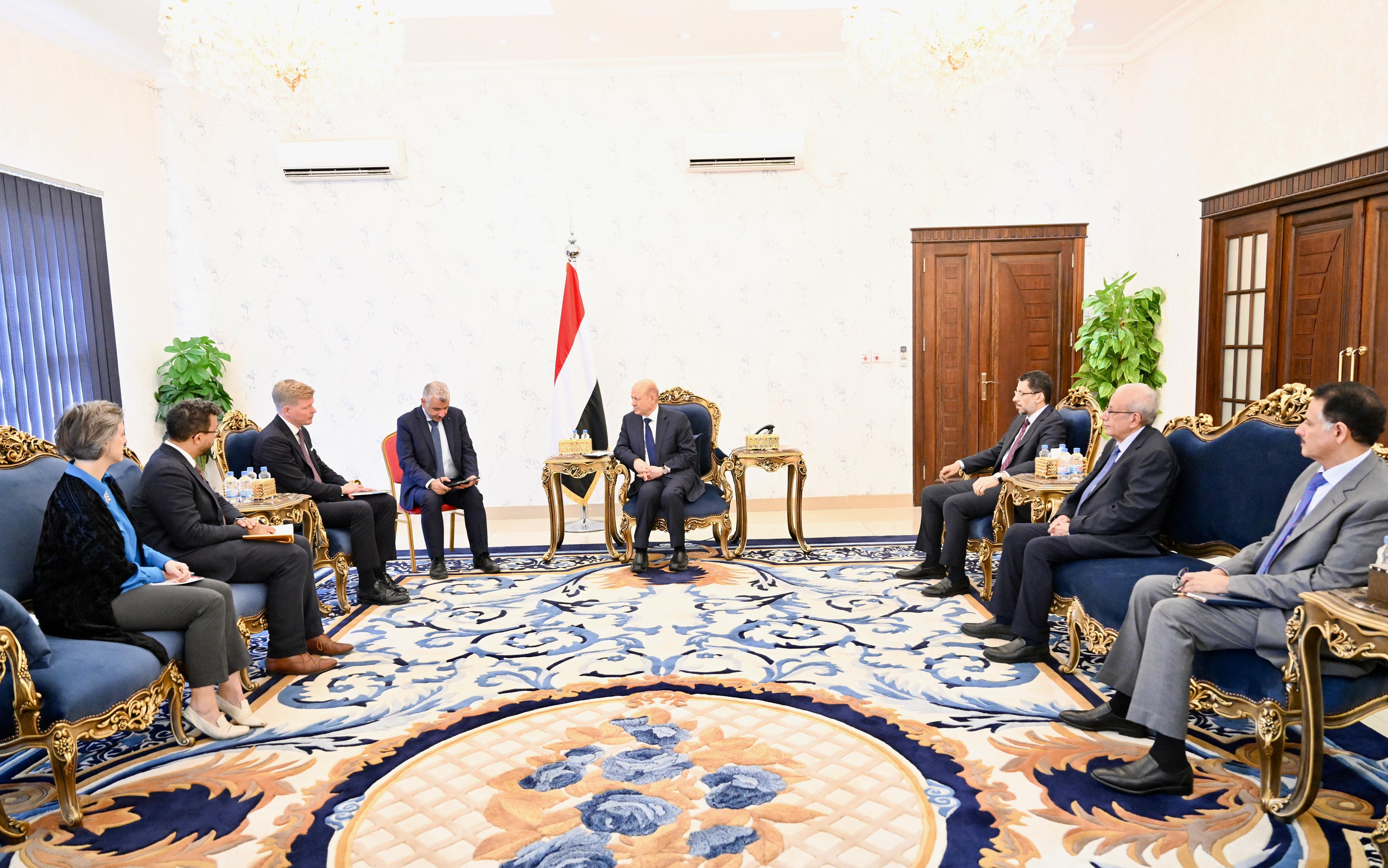 رئيس مجلس القيادة يستقبل في عدن المبعوث الخاص للأمم المتحدة  10 فبراير 2024