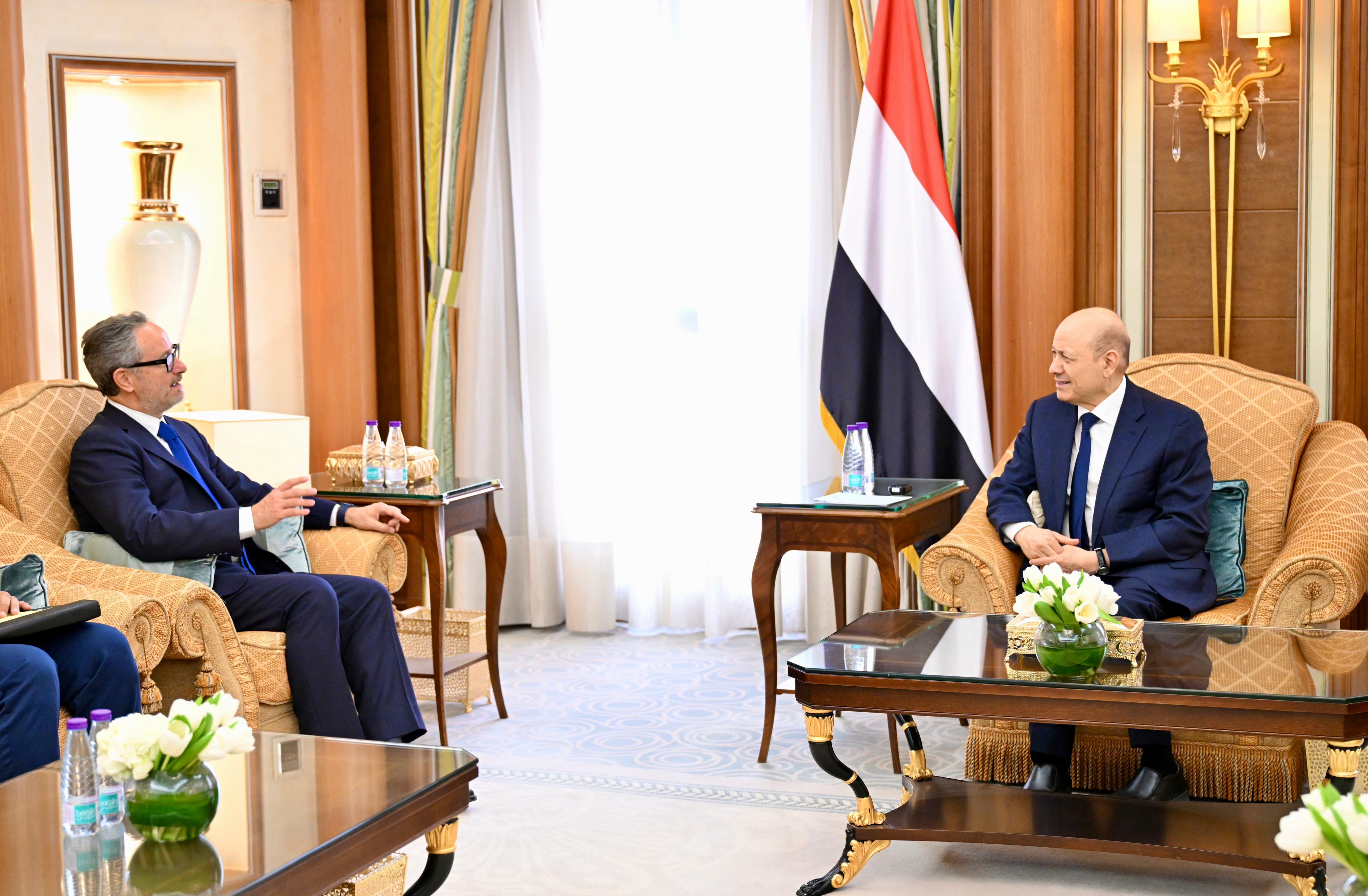 فخامة الرئيس يستقبل رئيس بعثة الاتحاد الأوروبي لدى اليمن جبرائيل مونيرا فيناليس 29 يناير 2024