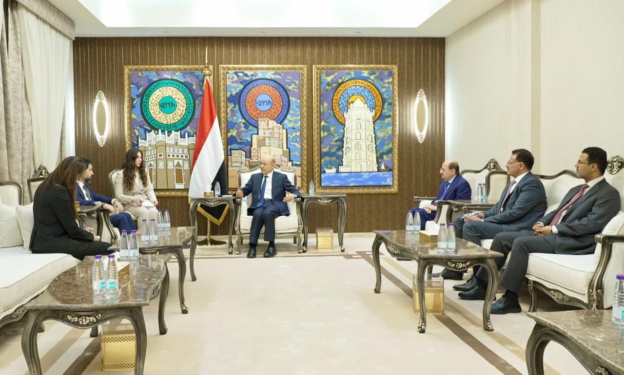 رئيس مجلس القيادة يستقبل القائم بأعمال سفارة الولايات المتحدة