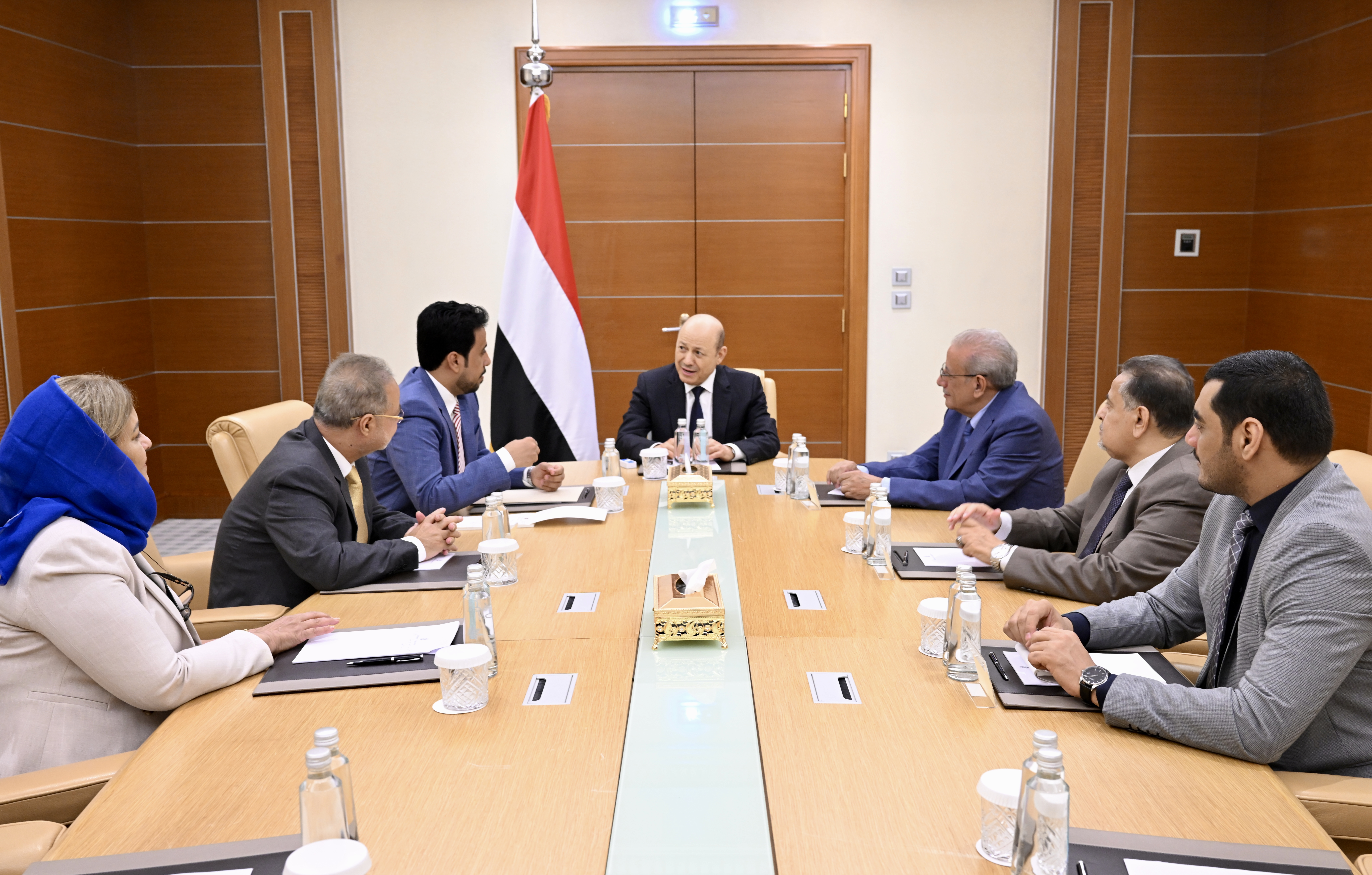رئيس مجلس القيادة الرئاسي يجتمع برئاسة هيئة التشاور 18 يوليو 2023