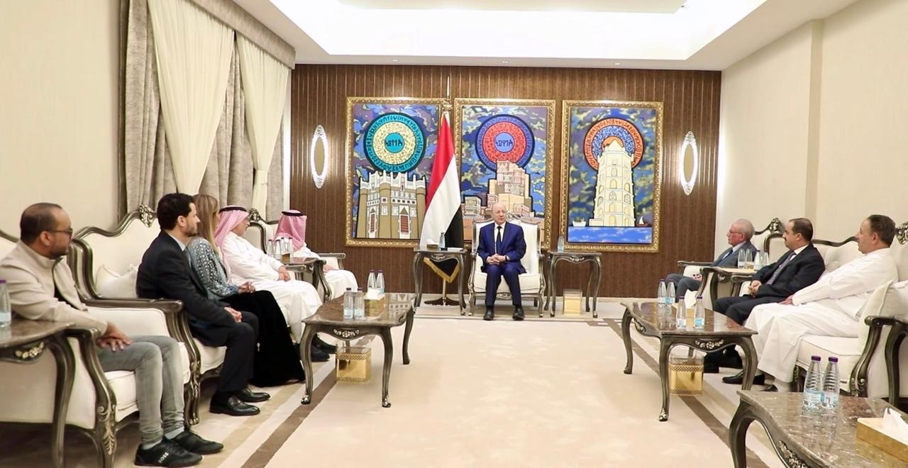 رئيس مجلس القيادة يستقبل قيادة فرقة الأوركسترا اليمنية 