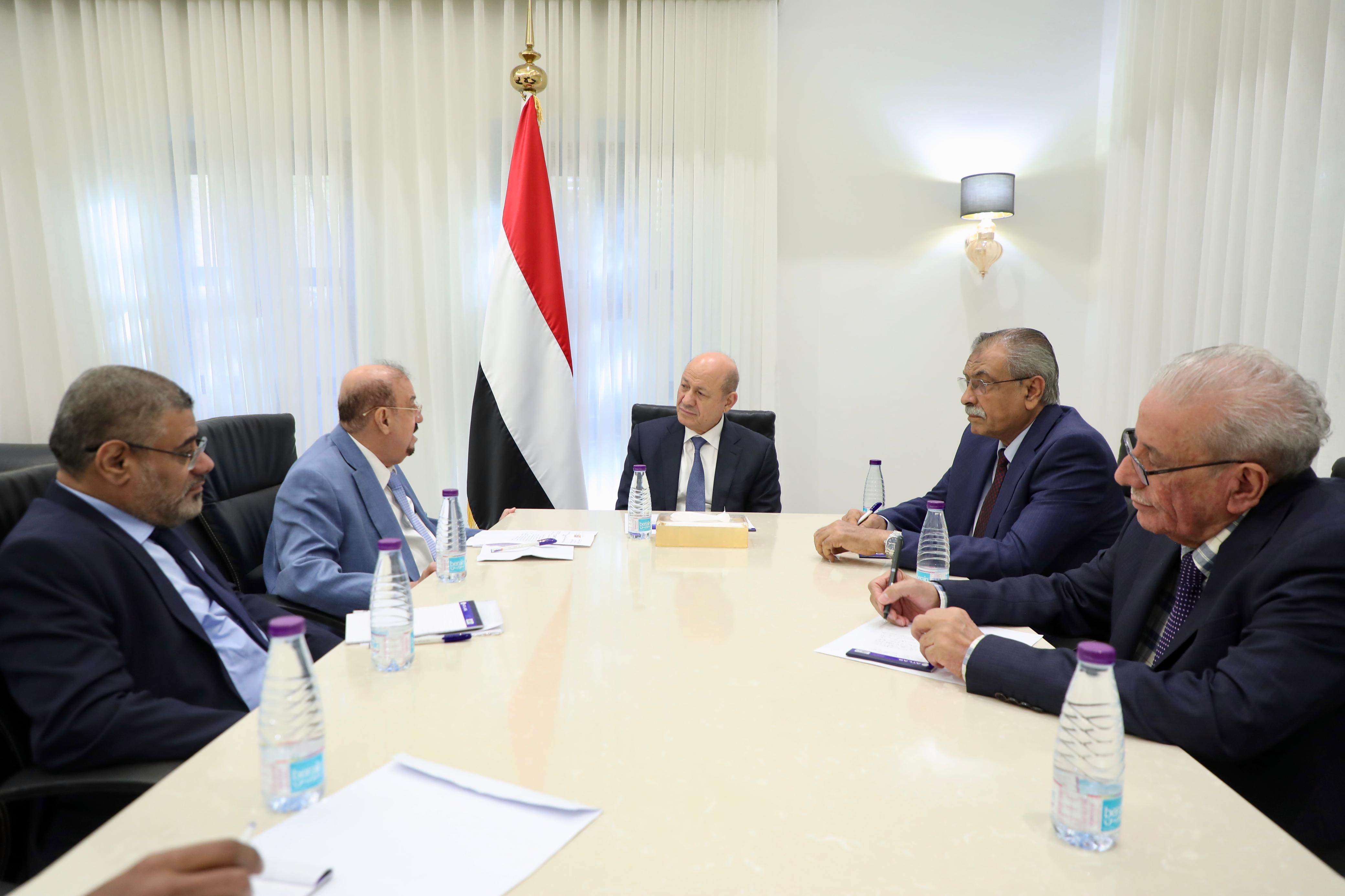 فخامة الرئيس يلتقي رئيس وأعضاء هيئة رئاسة مجلس النواب 