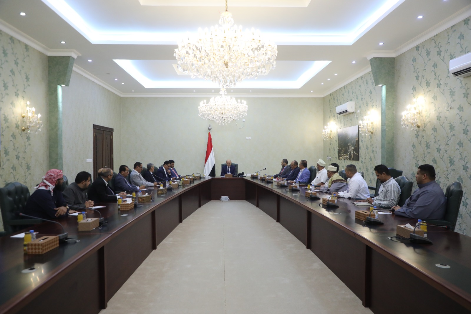 رئيس مجلس القيادة يستقبل ممثلي القطاع الخاص 