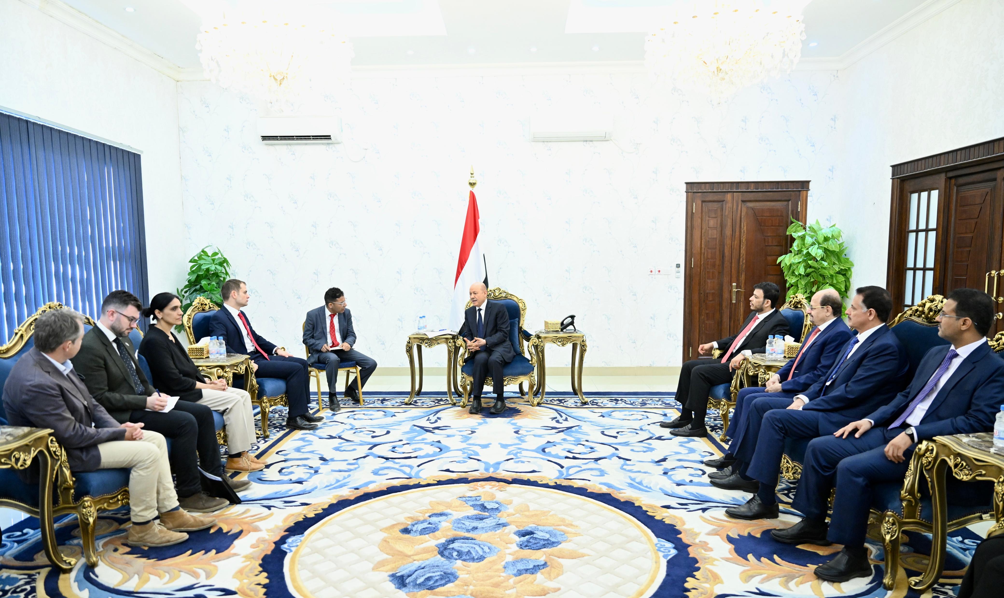 رئيس مجلس القيادة يستقبل وزير الدولة البريطاني لشؤون الشرق الأوسط وشمال افريقيا