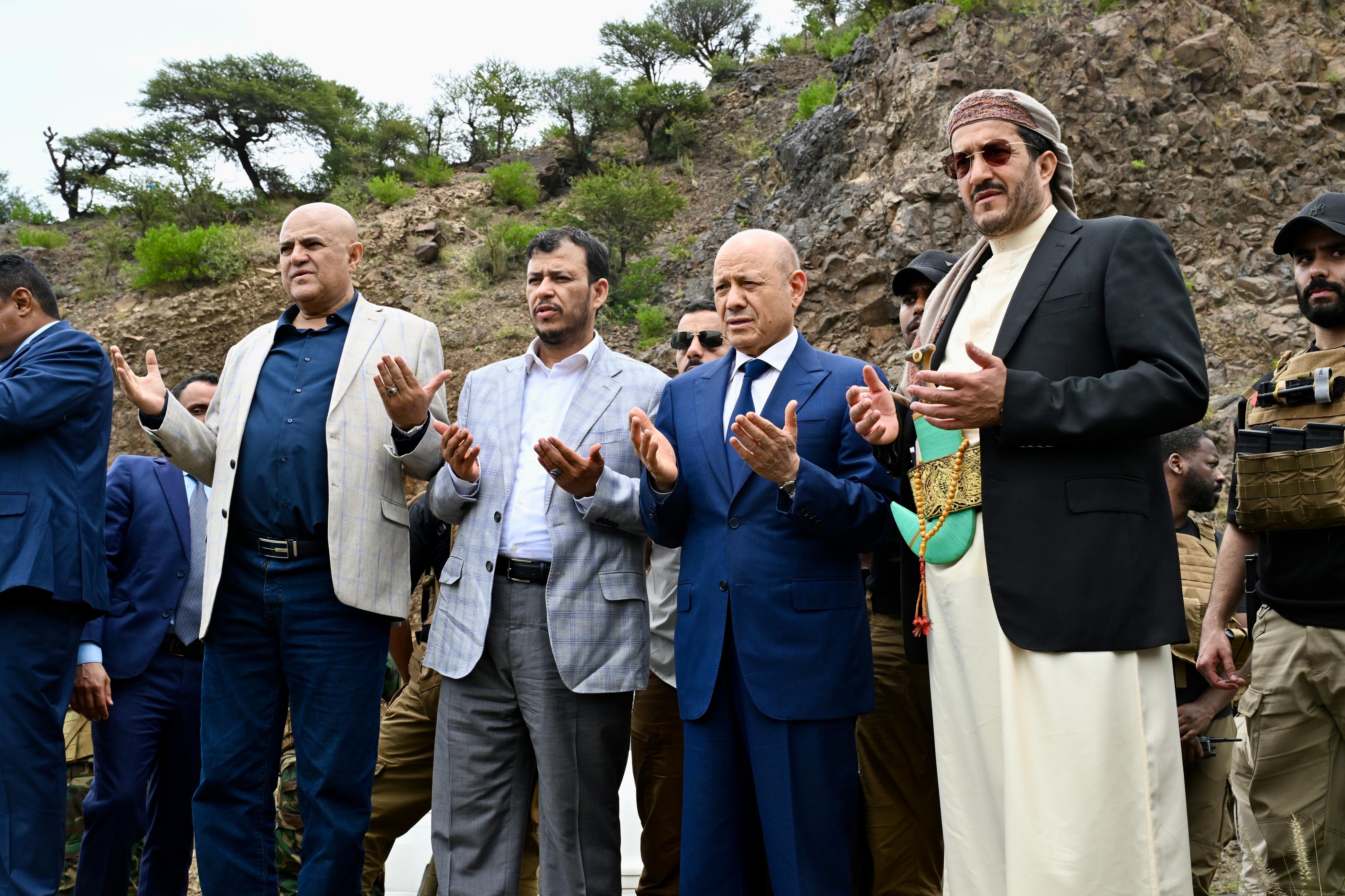 فخامة الرئيس يزور اللواء 35 مدرع ويقرأ الفاتحة على روح الشهيد عدنان الحمادي 