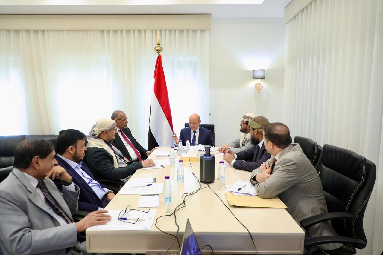 مجلس القيادة يواصل مناقشة مستجدات الأوضاع الوطنية ويعقد اجتماعا برئيس الوزراء والمعنيين بالشأن الاقتصادي