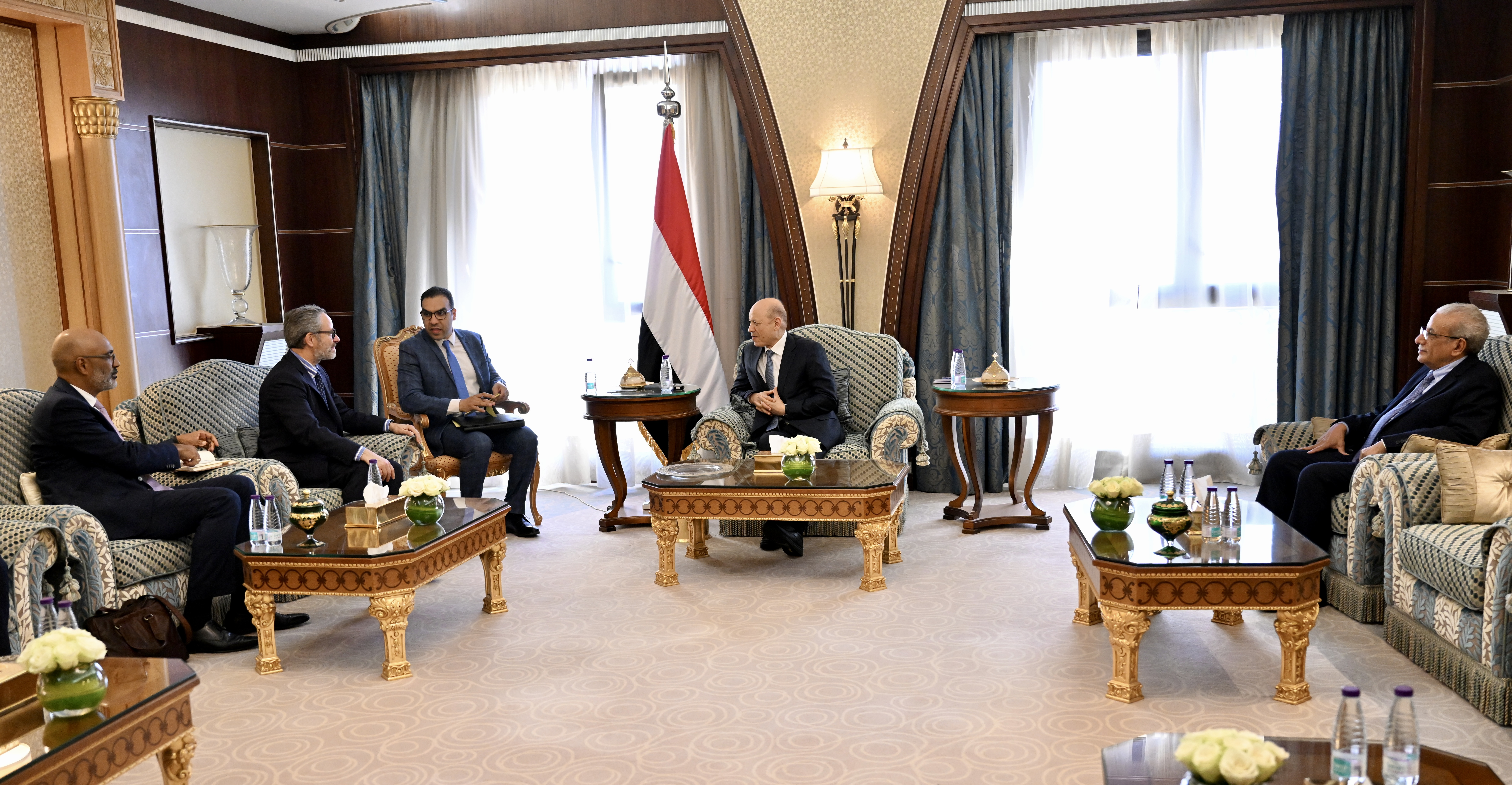 رئيس مجلس القيادة الرئاسي يستقبل سفيري الاتحاد الاوروبي وهولندا 