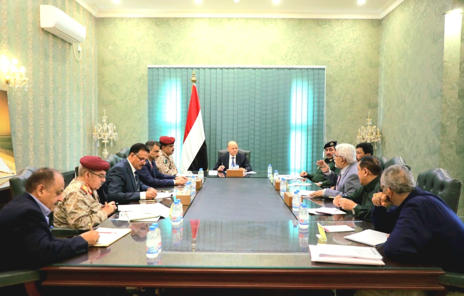 رئيس مجلس القيادة يعقد اجتماعاً طارئاً باللجنة الأمنية العليا