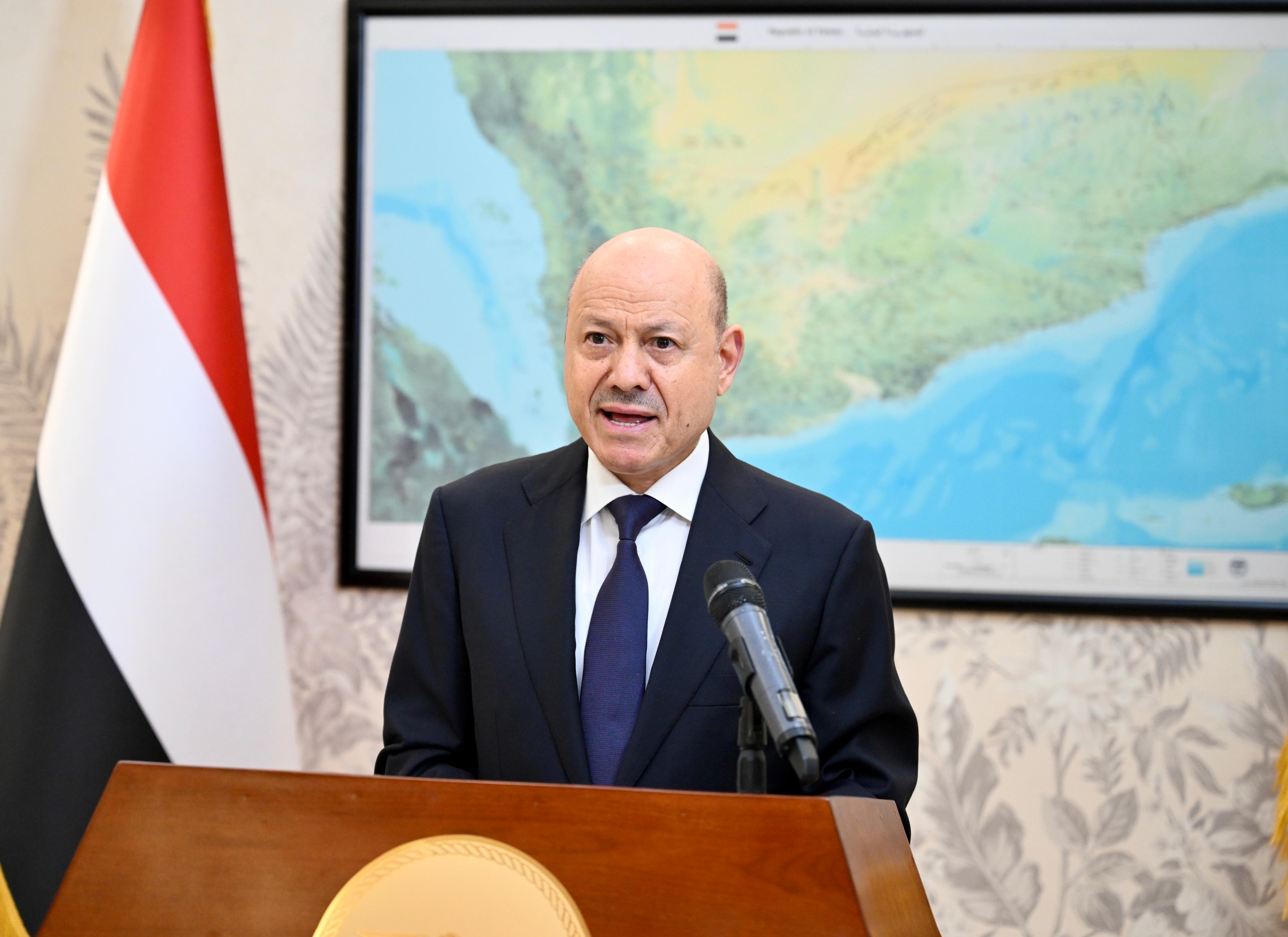 صور من بيان فخامة الرئيس العليمي للشعب اليمني 